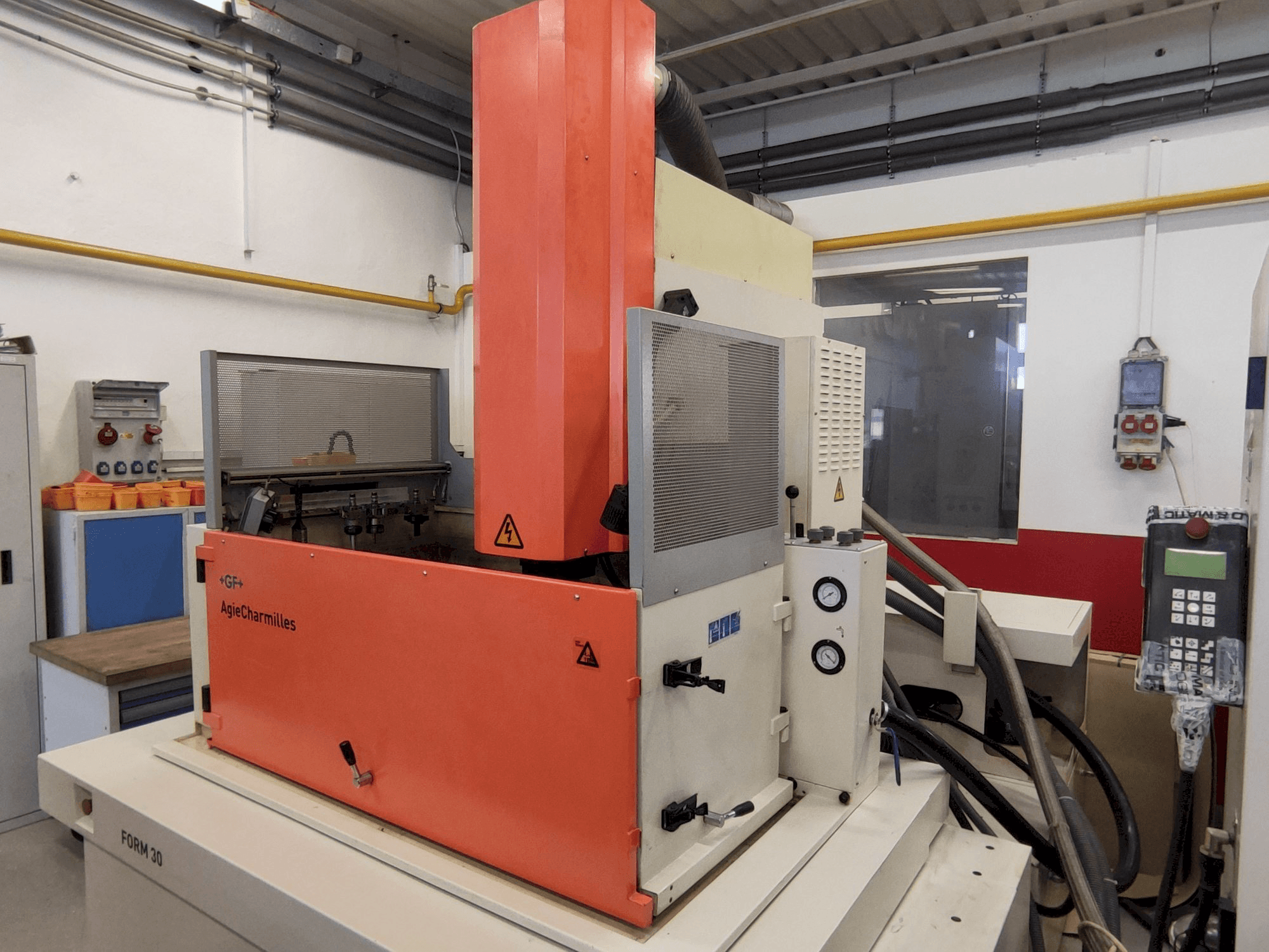 Frontansicht der AgieCharmilles FORM 30 Maschine