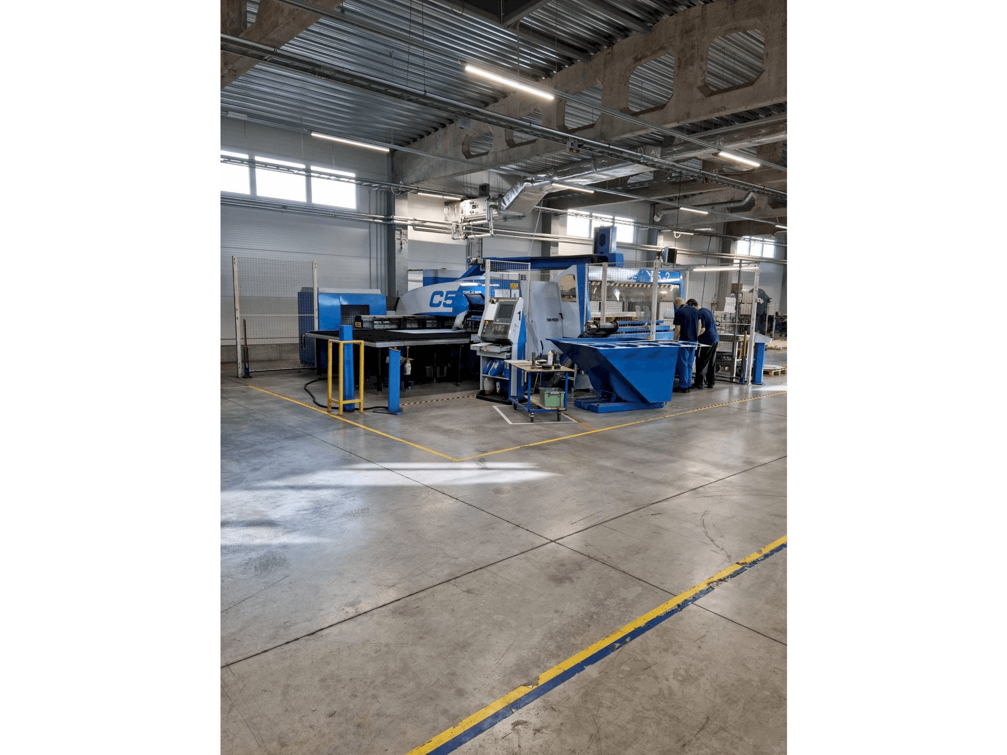 Linke Seitenansicht der Finn-Power C5 + Compact Express Maschine