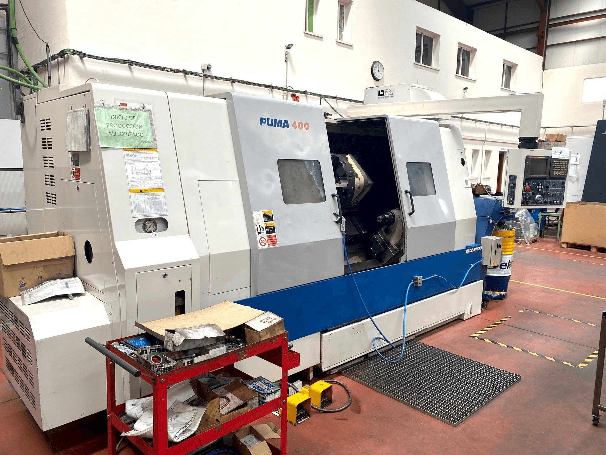 Frontansicht der DAEWOO PUMA 400 Maschine