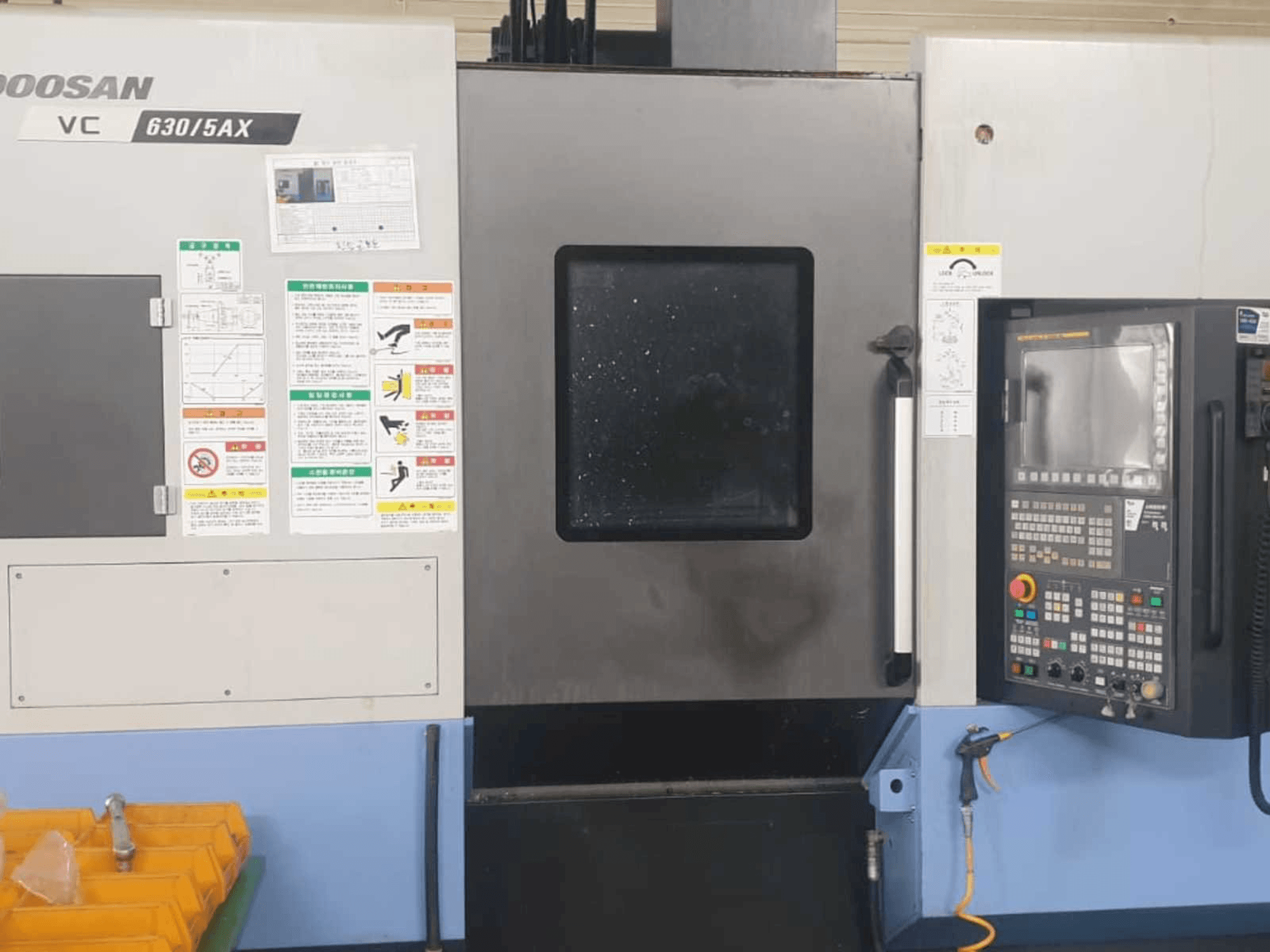 Frontansicht der Doosan VC 630/5AX Maschine