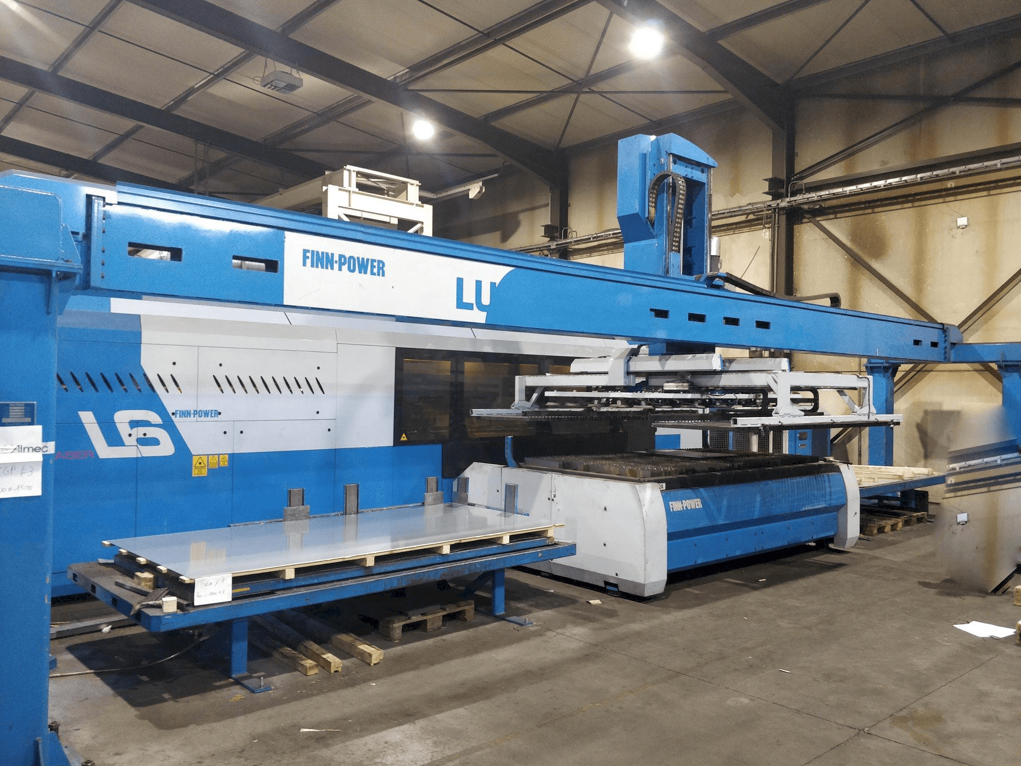 Frontansicht der Finn-Power L6 Maschine