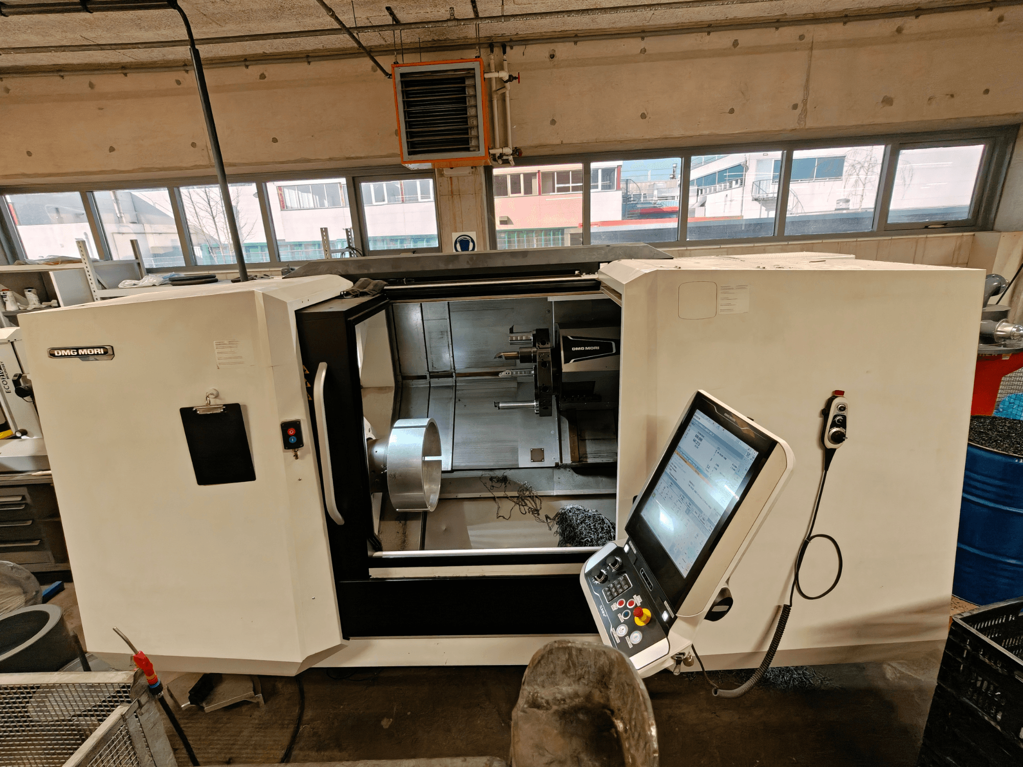 Frontansicht einer DMG MORI CLX 550 Horizontal-Drehmaschine, die das Bedienfeld und den offenen Arbeitsbereich zeigt.