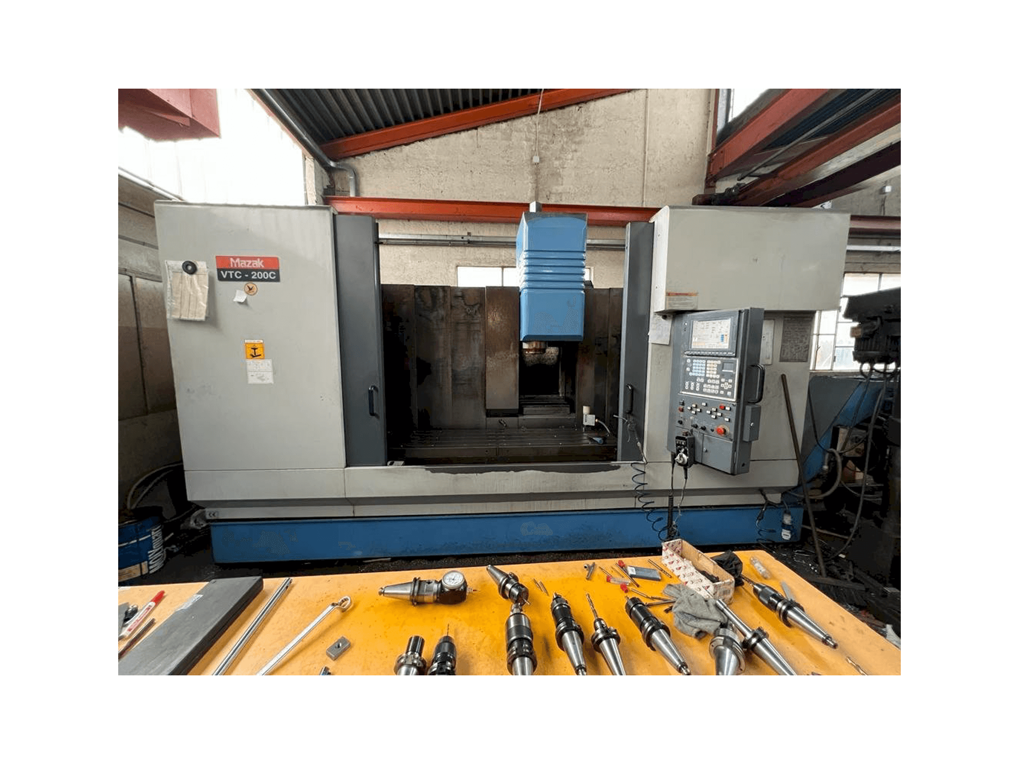 Frontansicht der Mazak VTC 200C Maschine