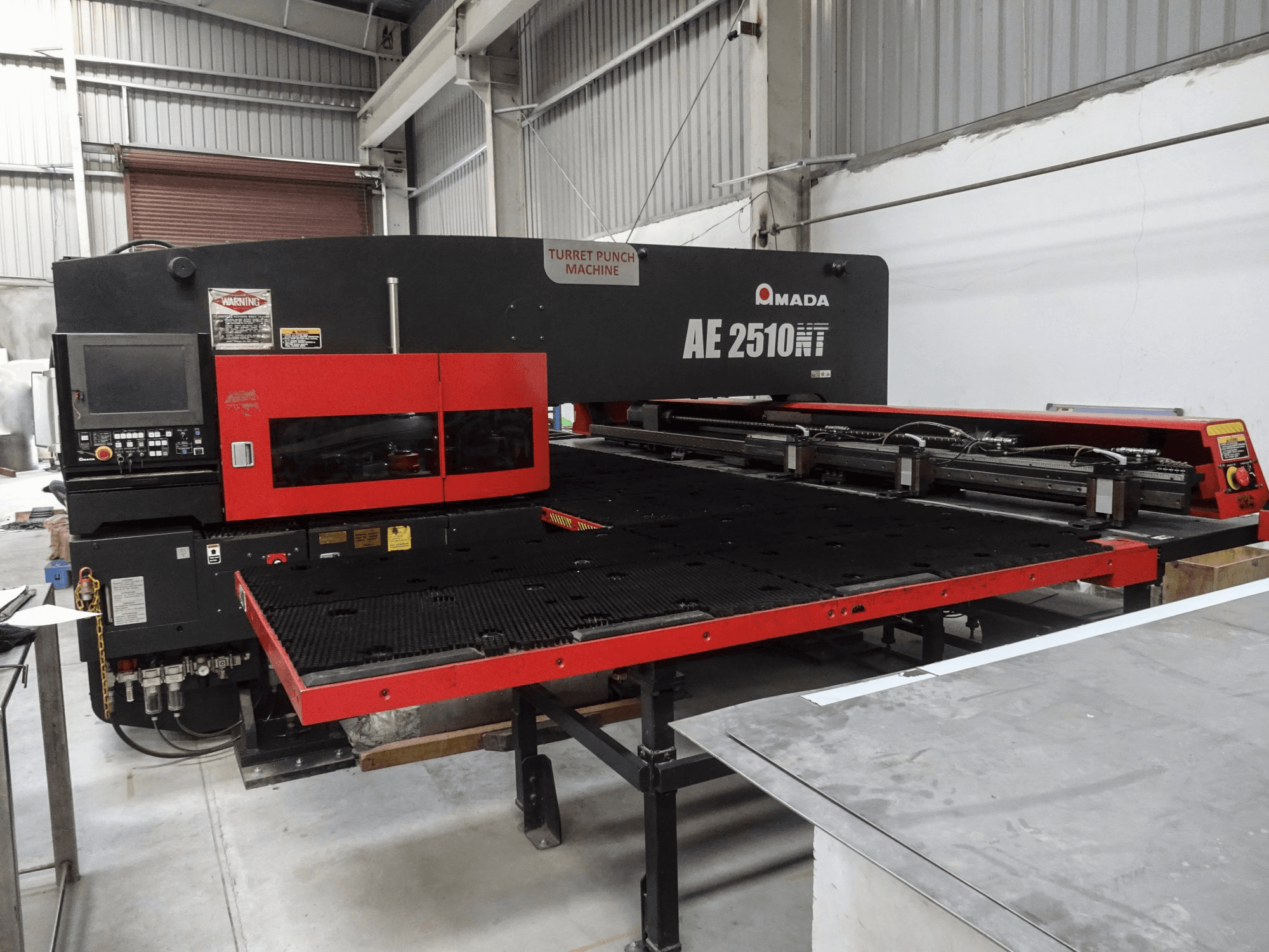 Frontansicht der AMADA AE 2510NT Maschine