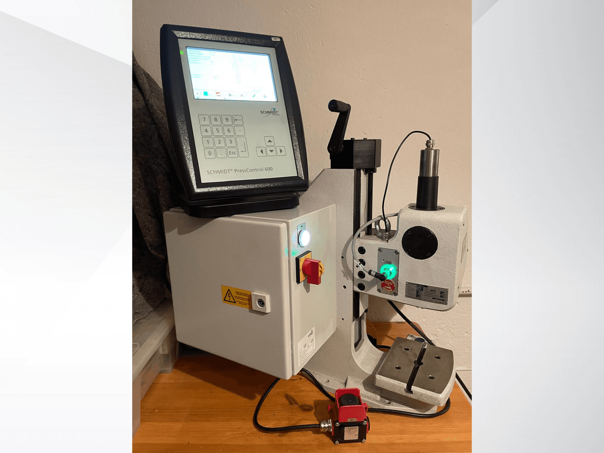 SCHMIDT® PressControl 600, Vorderansicht, zeigt Bedienfeld, Einschaltknopf und hydraulische Presse mit Sicherheitsfunktionen.