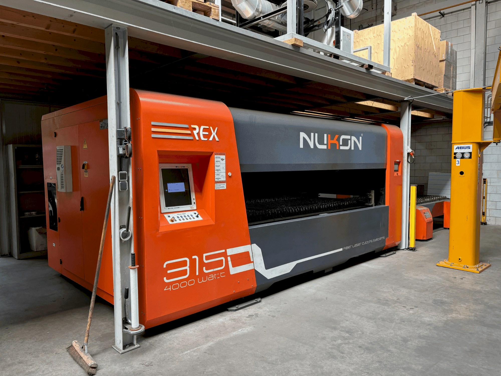 Frontansicht der NUKON REX PP 315 4kW Maschine