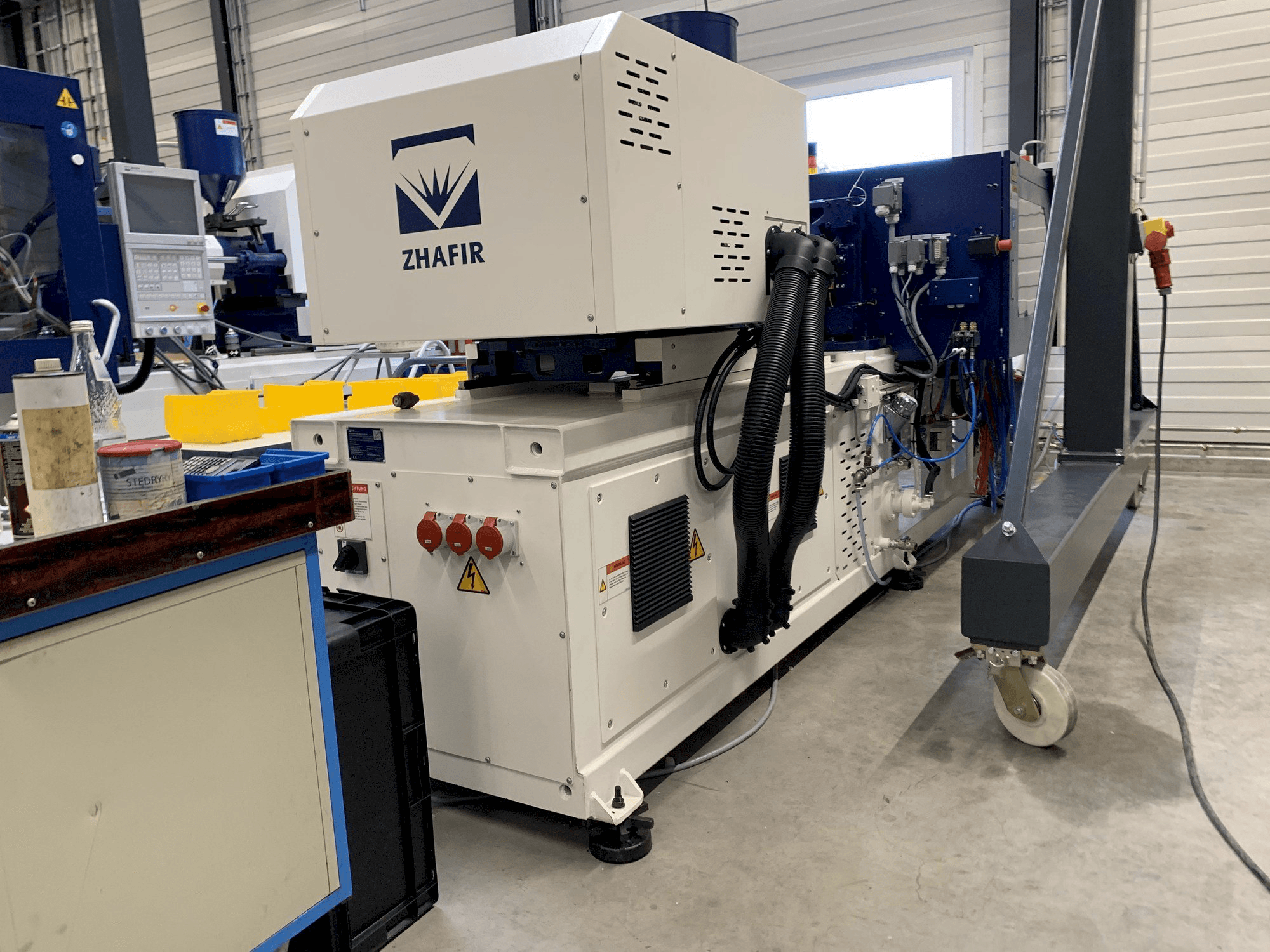 Linke Seitenansicht der ZHAFIR ZERES 600 Haitian Maschine