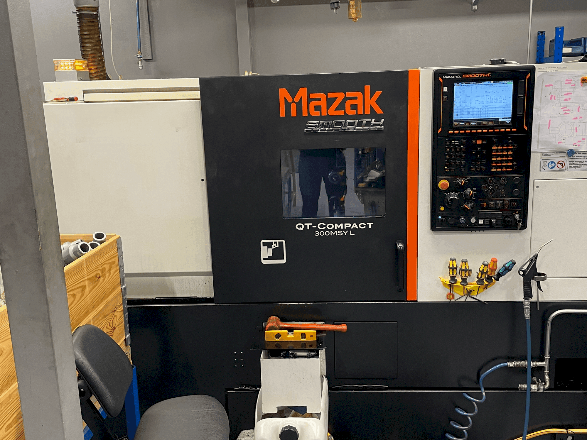 Frontansicht der Mazak Quick Turn Compact 300 MSY L Maschine