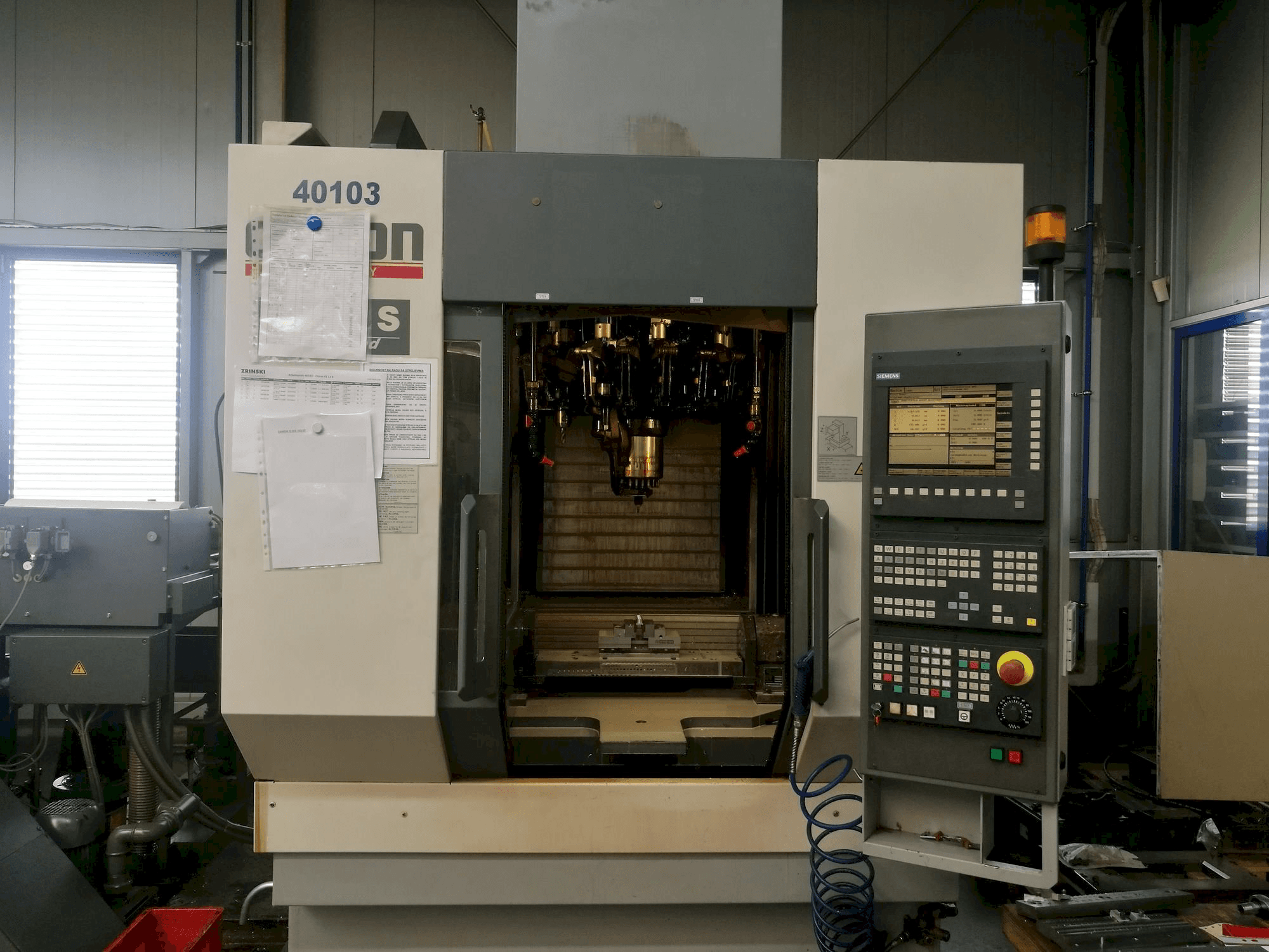 Frontansicht der CHIRON FZ12S Maschine