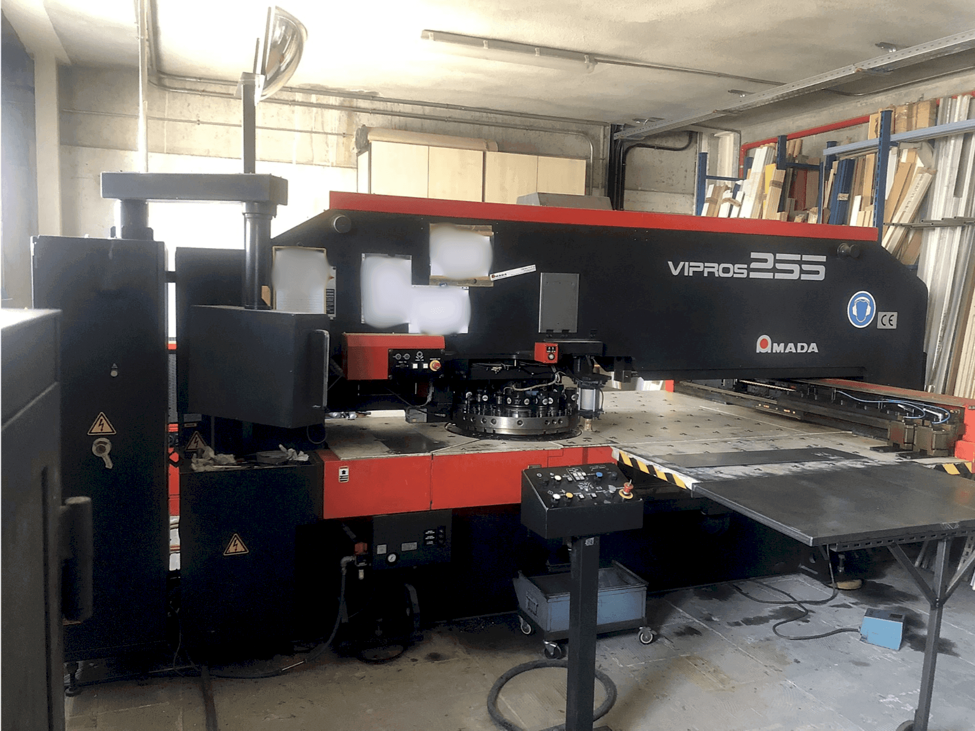 Frontansicht der AMADA Vipros 255 Maschine