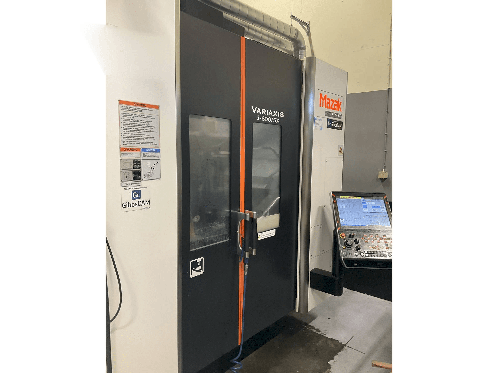 Frontansicht der Mazak Variaxis J-600 Maschine