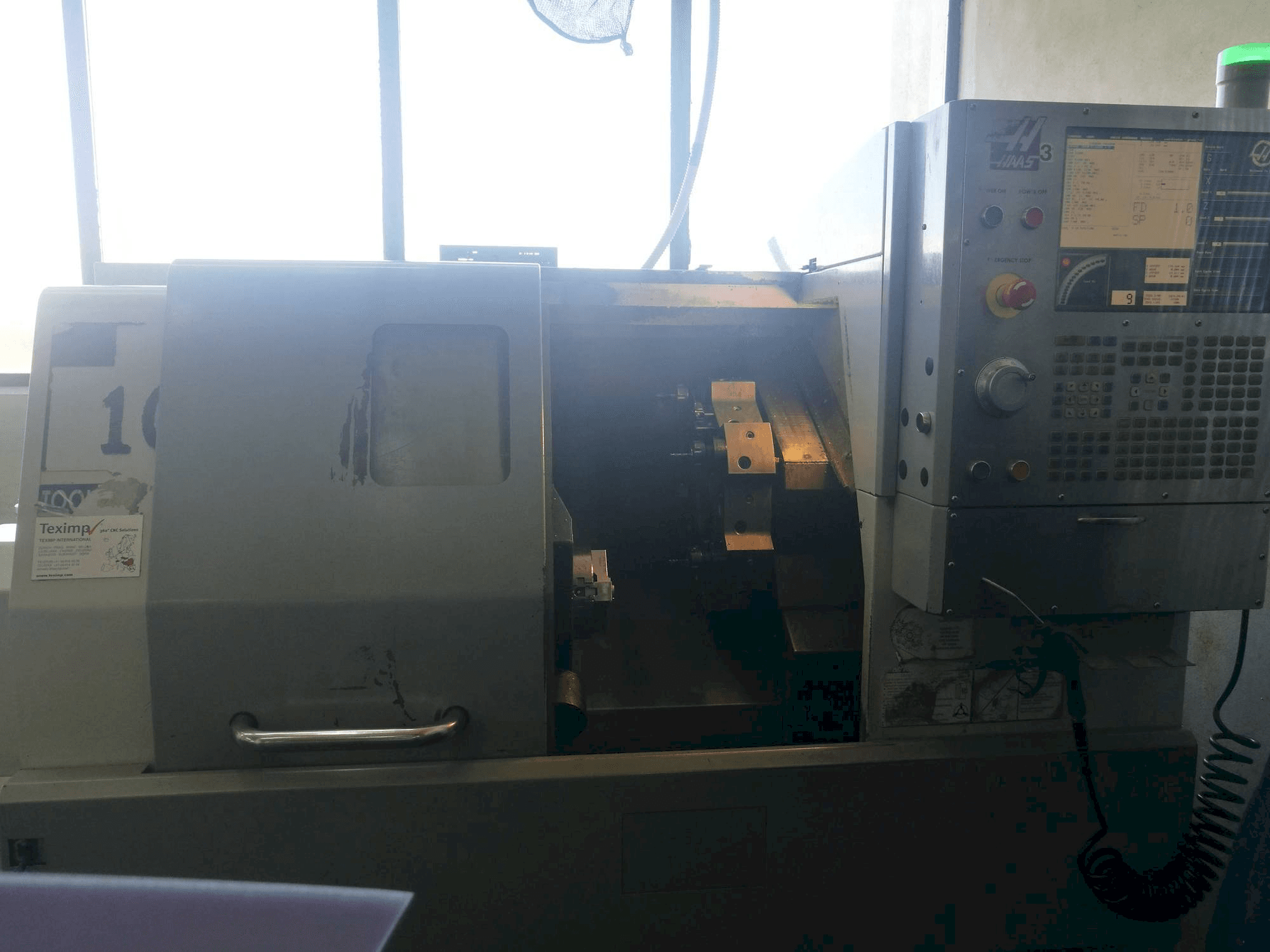 Frontansicht der HAAS SL-10HE Maschine