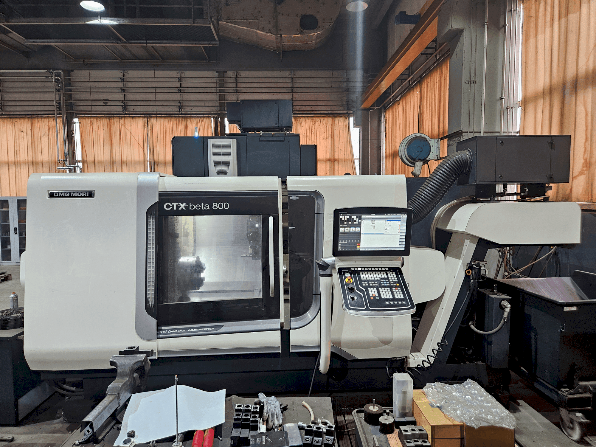 Frontansicht der DMG MORI CTX beta 800 Maschine