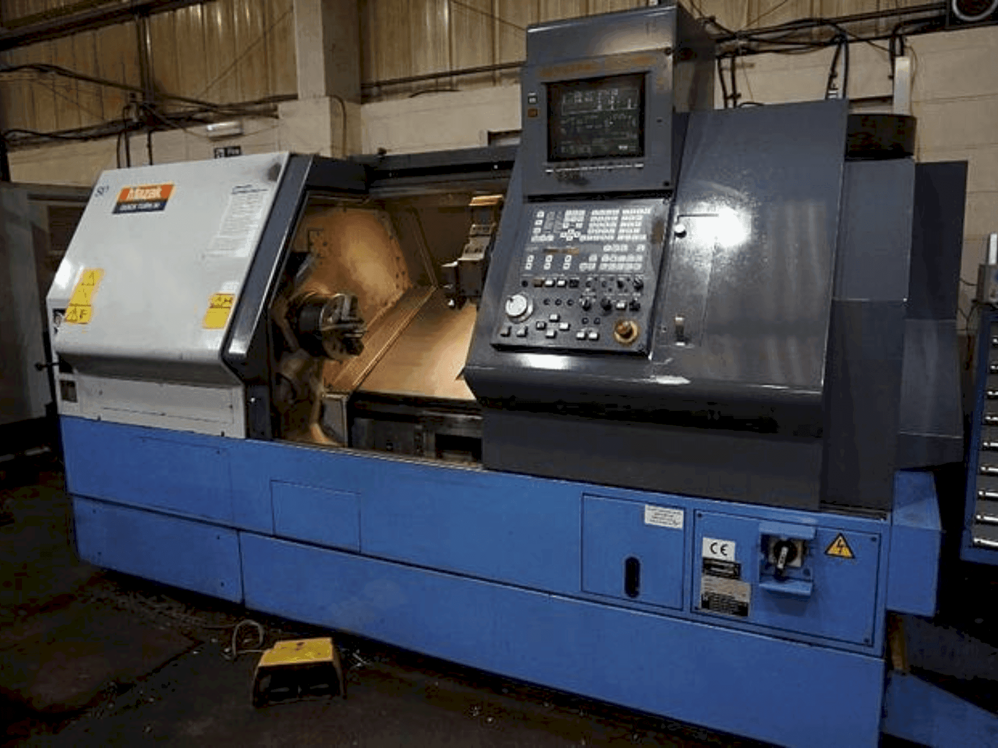 Frontansicht der Mazak QT30 Maschine