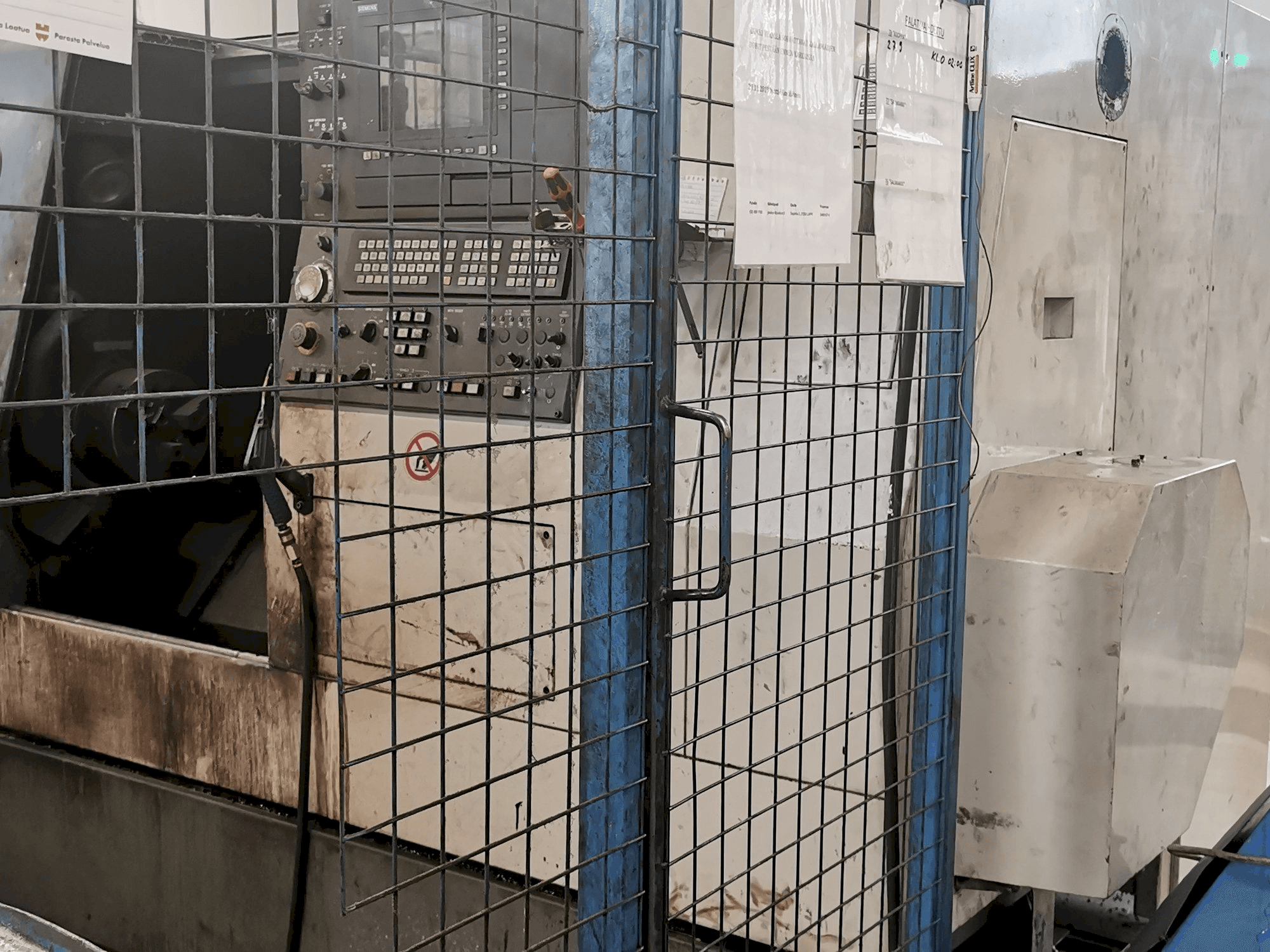 Frontansicht der Hyundai HIT 250 S Maschine