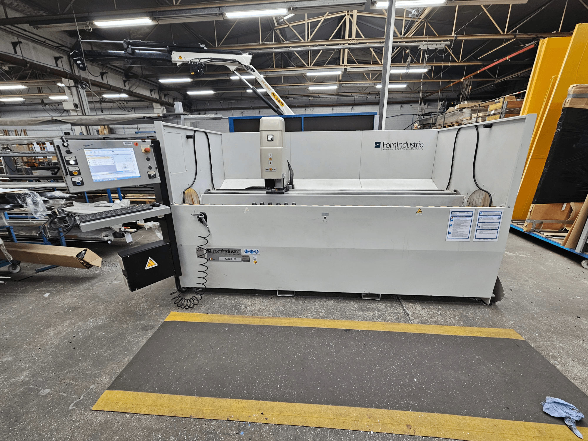 Vertikales Bearbeitungszentrum FomIndustrie ADIR C in einer Werkstatt, Vorderansicht mit Bedienfeld und Maschinendetails.