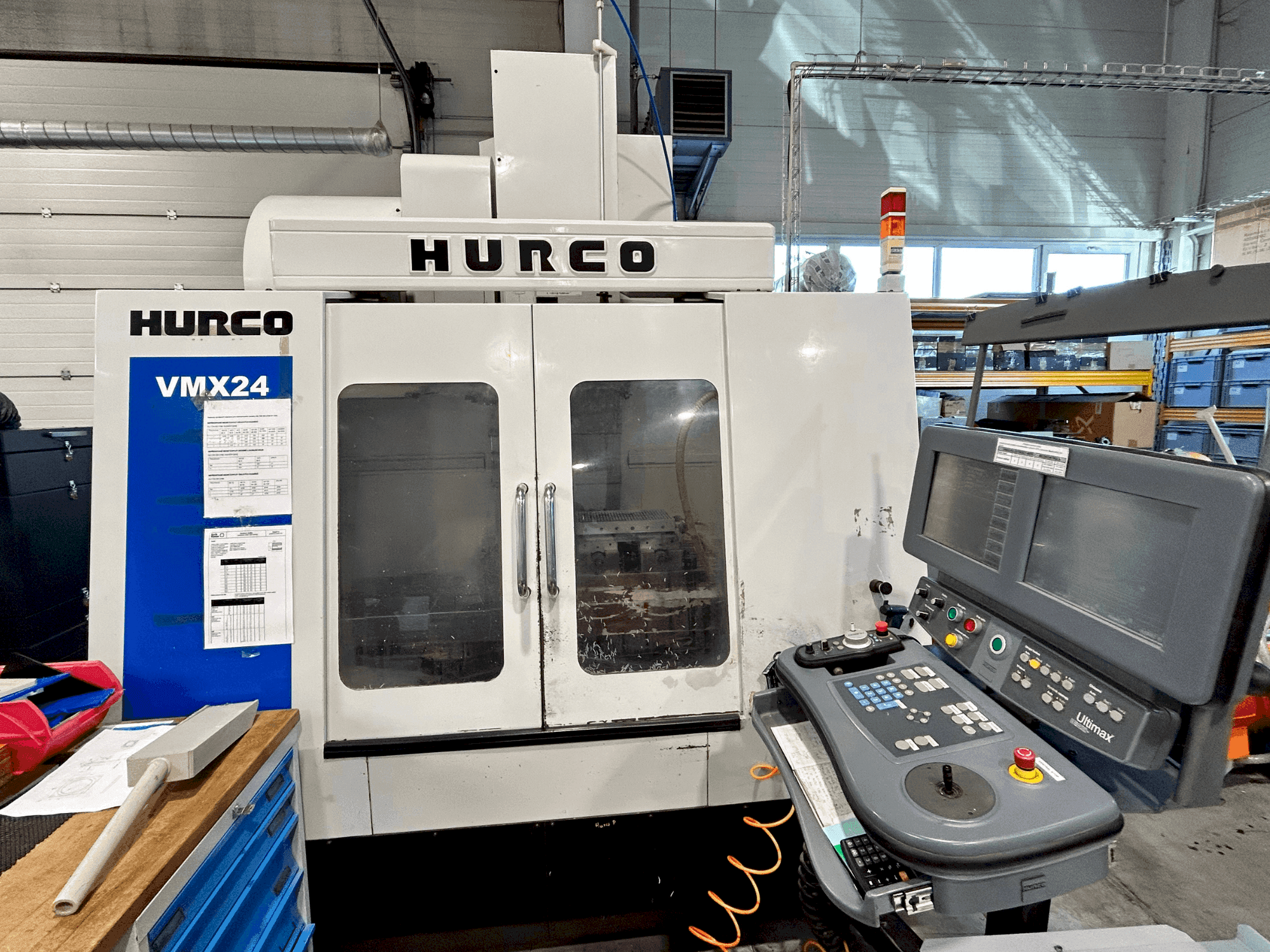 Frontansicht der Hurco VMX24 Maschine