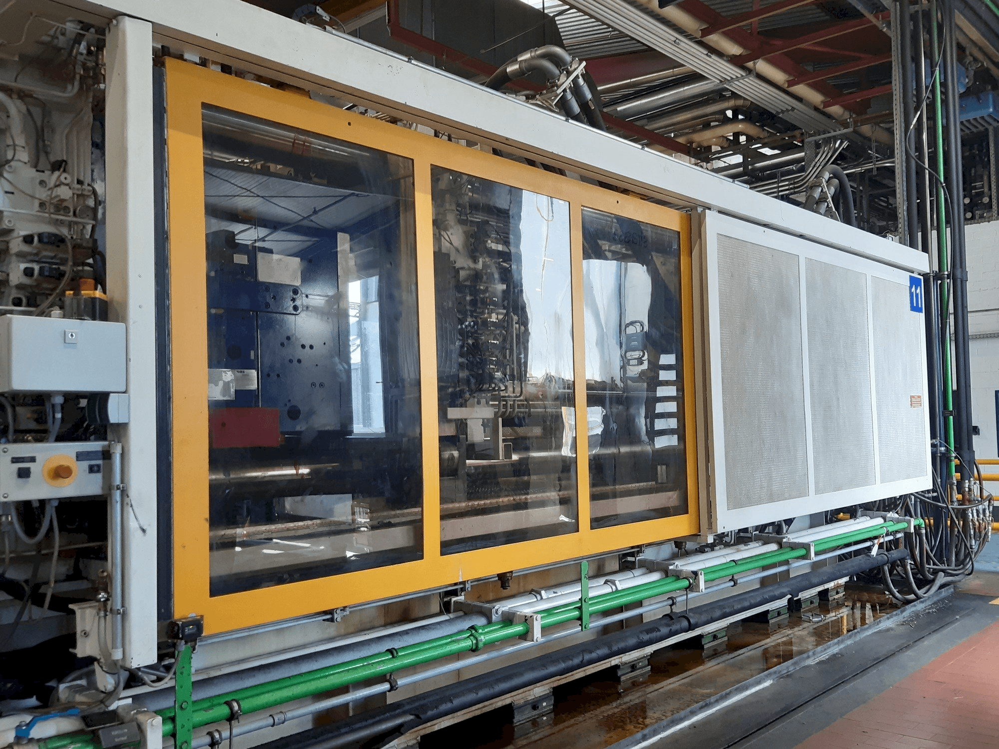 Frontansicht der Krauss Maffei 1300-8000 M Maschine