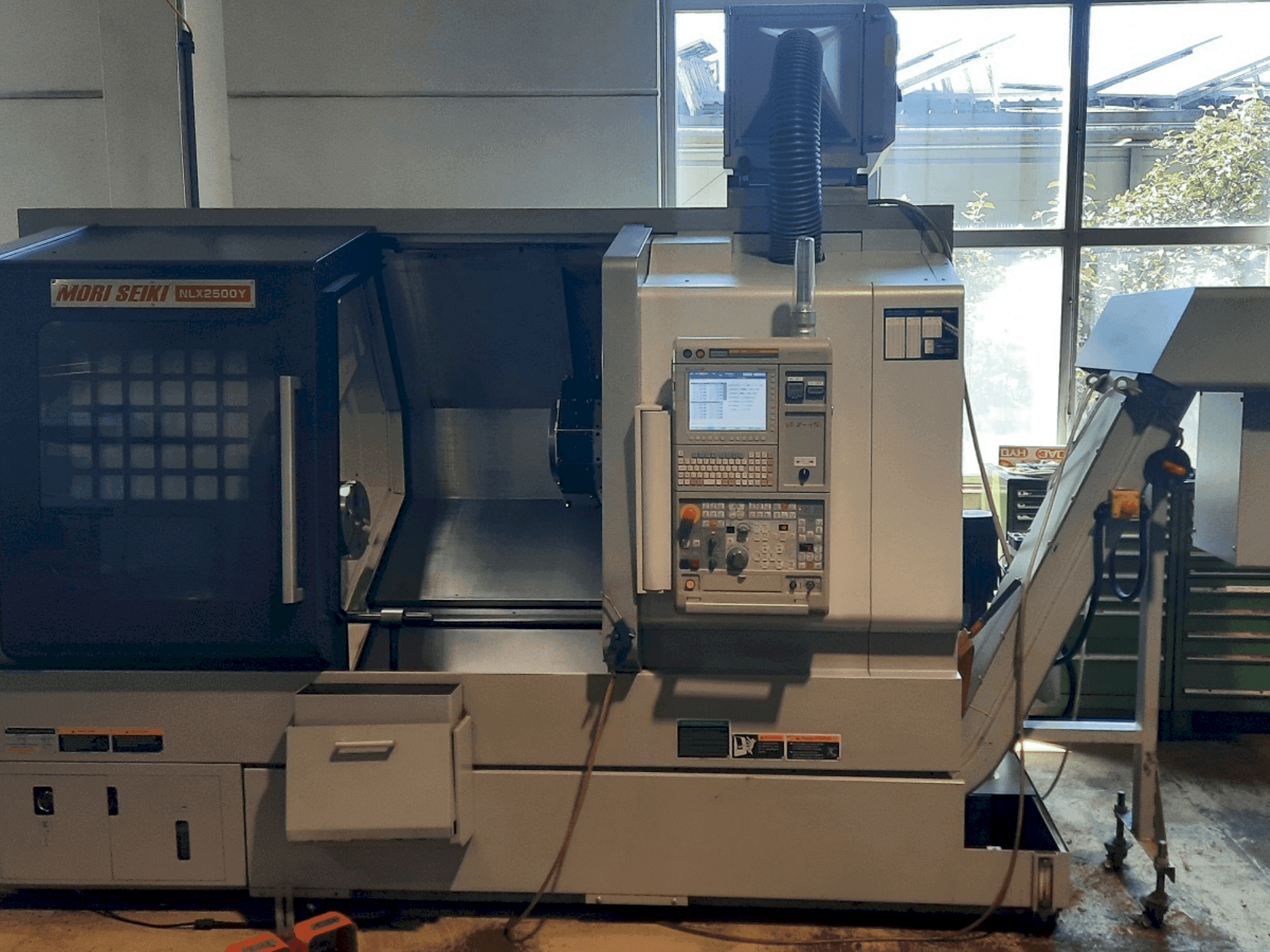 Frontansicht der DMG Mori Seiki NLX2500Y 700 Maschine