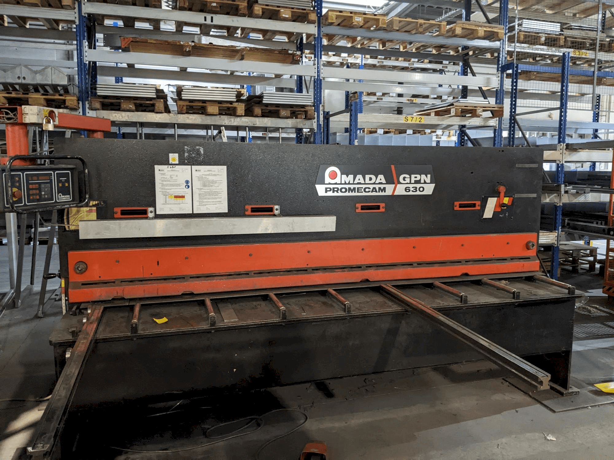 Frontansicht der AMADA Promecam Gpn 630 Maschine