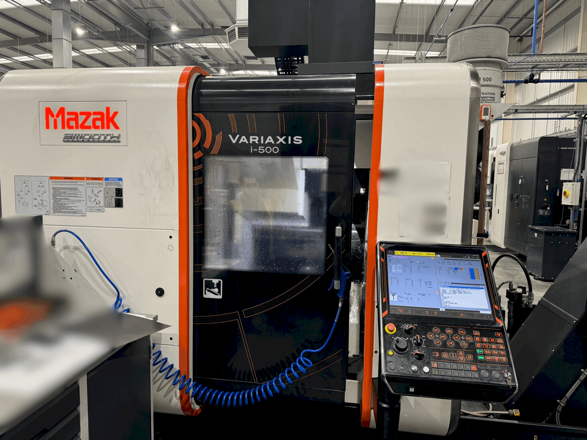 Frontansicht der Mazak Variaxis i-500 Maschine