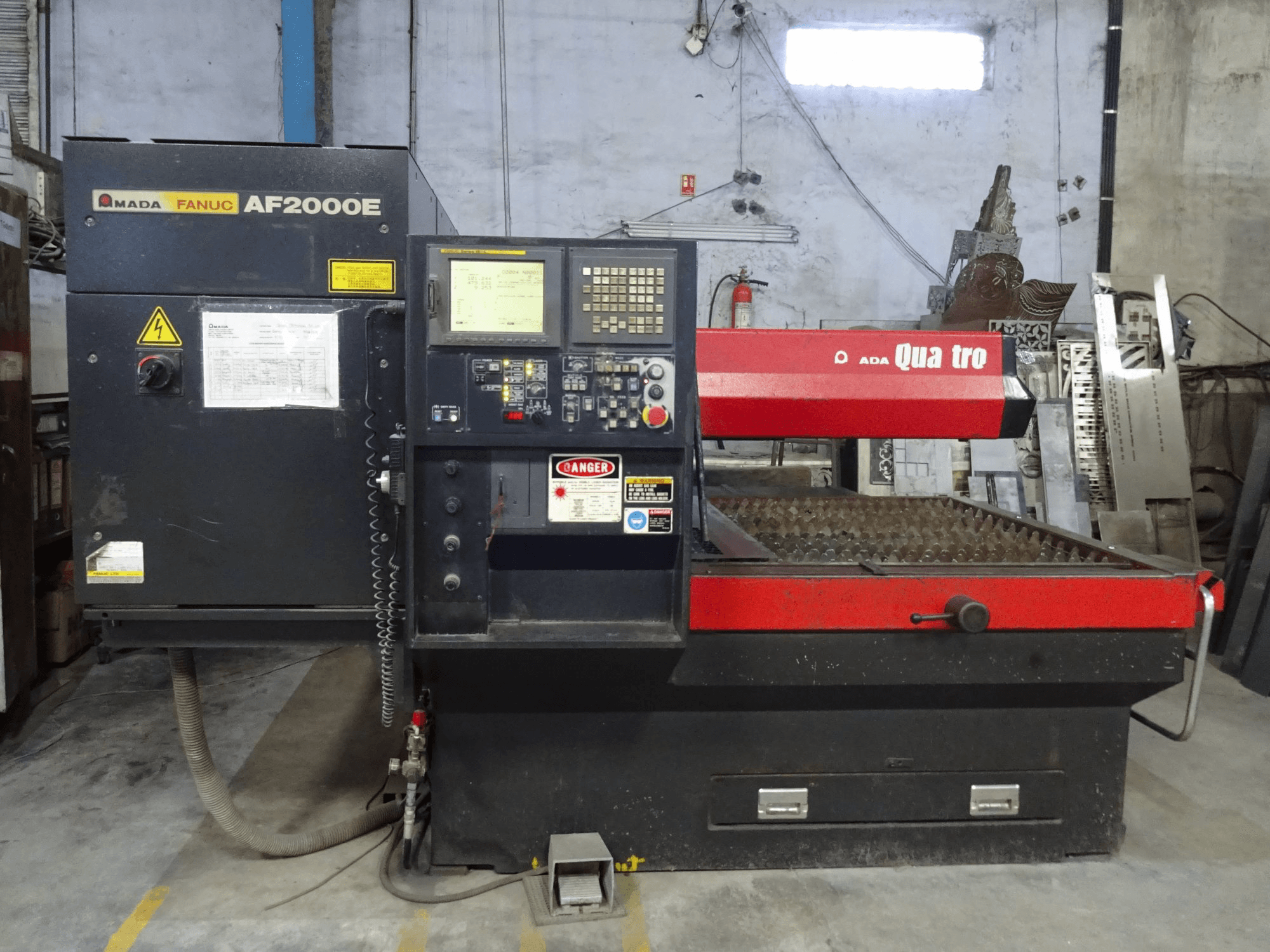 Frontansicht der AMADA Quattro AF2000E Maschine