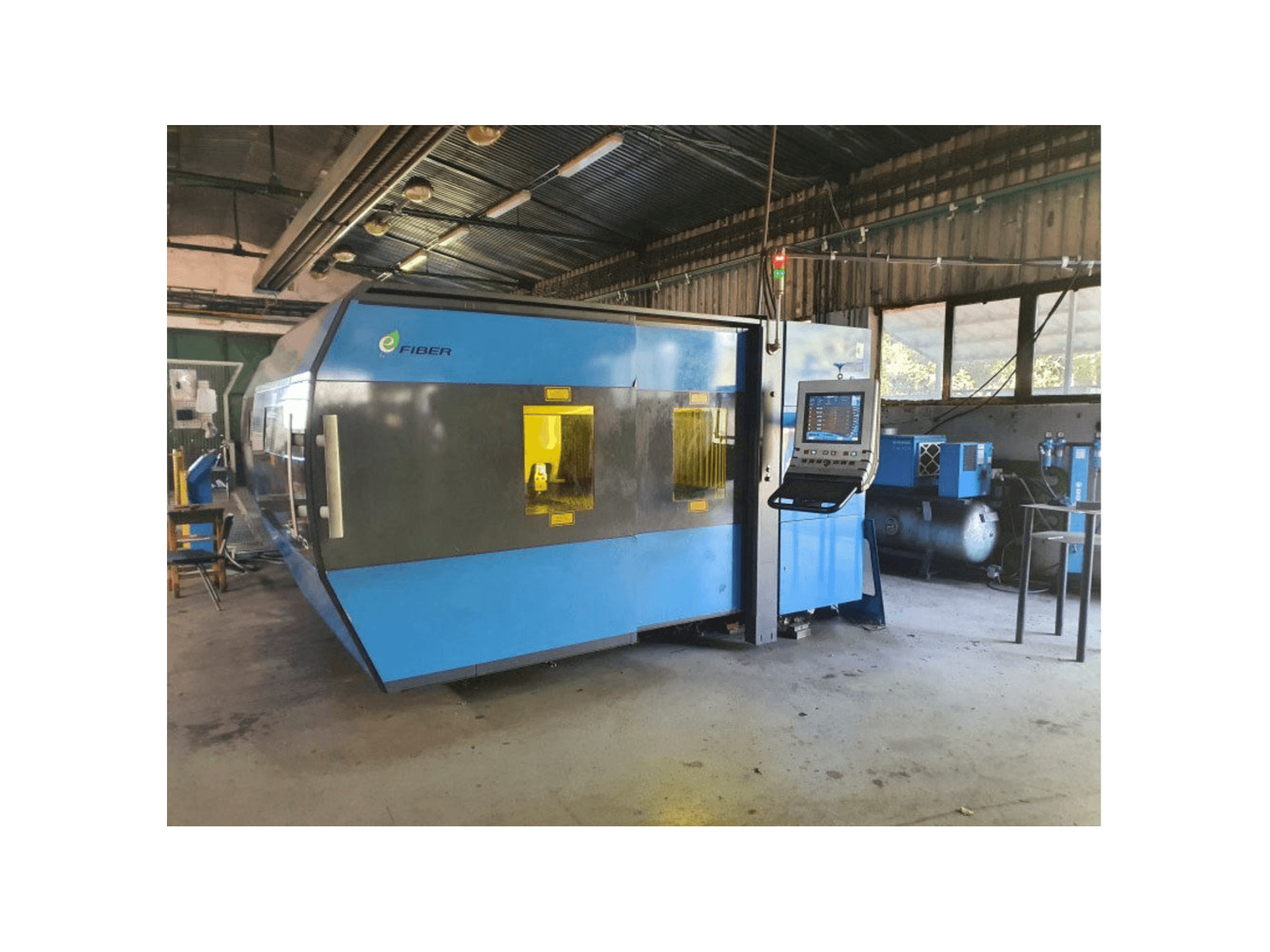 Frontansicht der Prima Power Platino Fiber Maschine