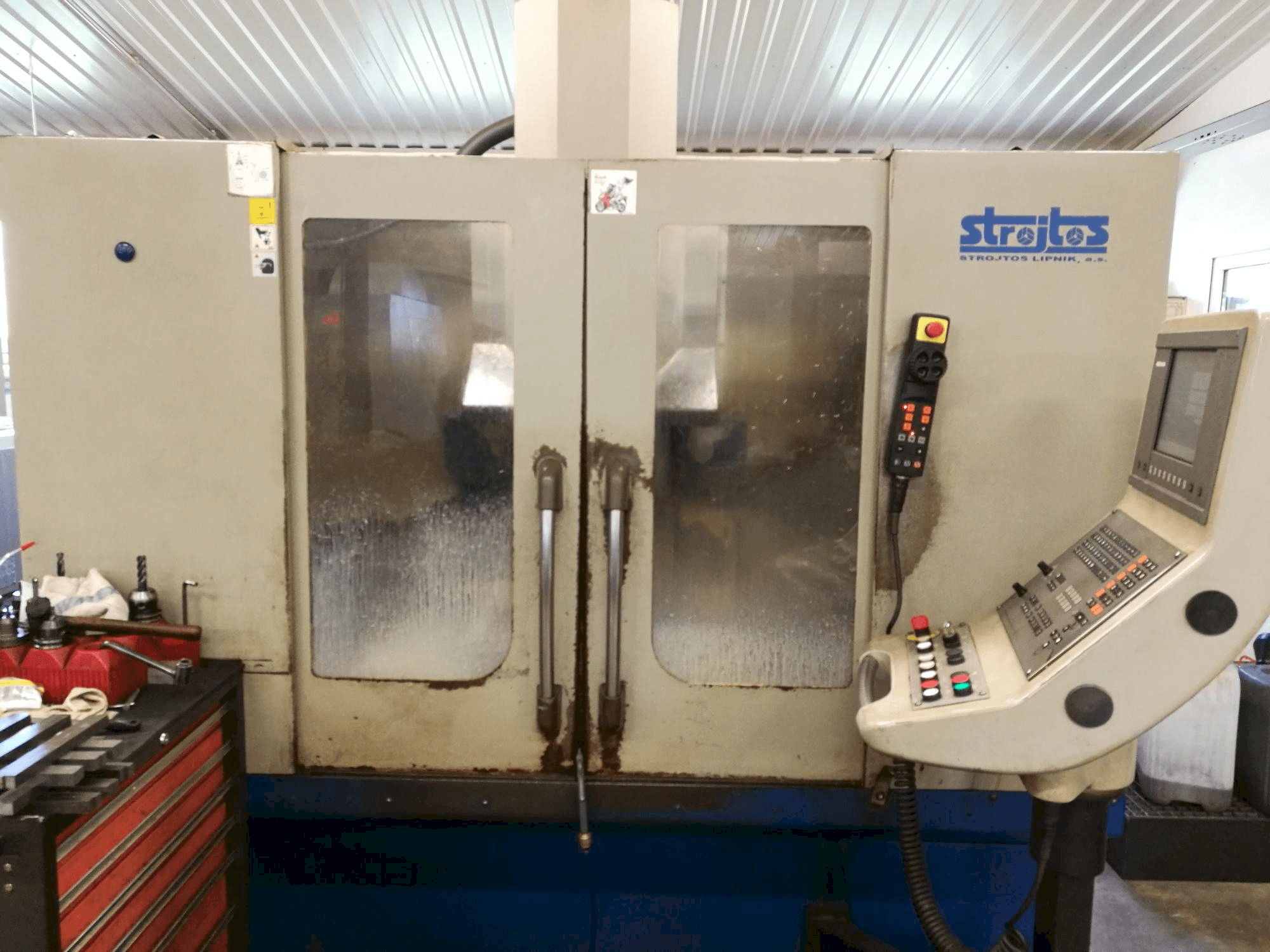 Frontansicht der Strojtos VMC 40/8 Maschine