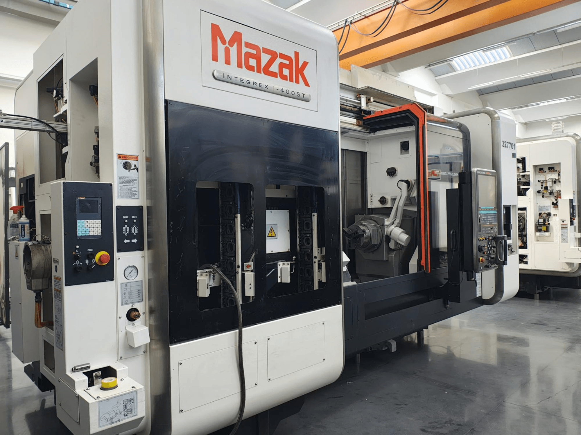 Mazak Integrex 400ST, Vorderansicht; CNC-Maschine mit Bedienfeld, Spindeln und Roboterarm in einer Werkstattumgebung.