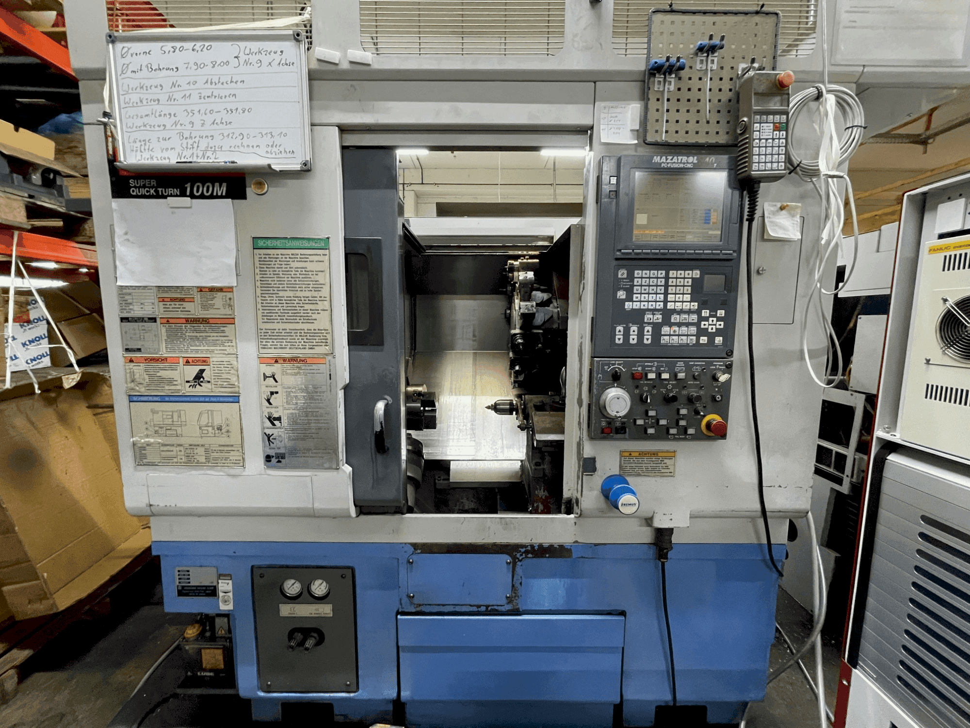 Frontansicht der Mazak SQT 100M Maschine
