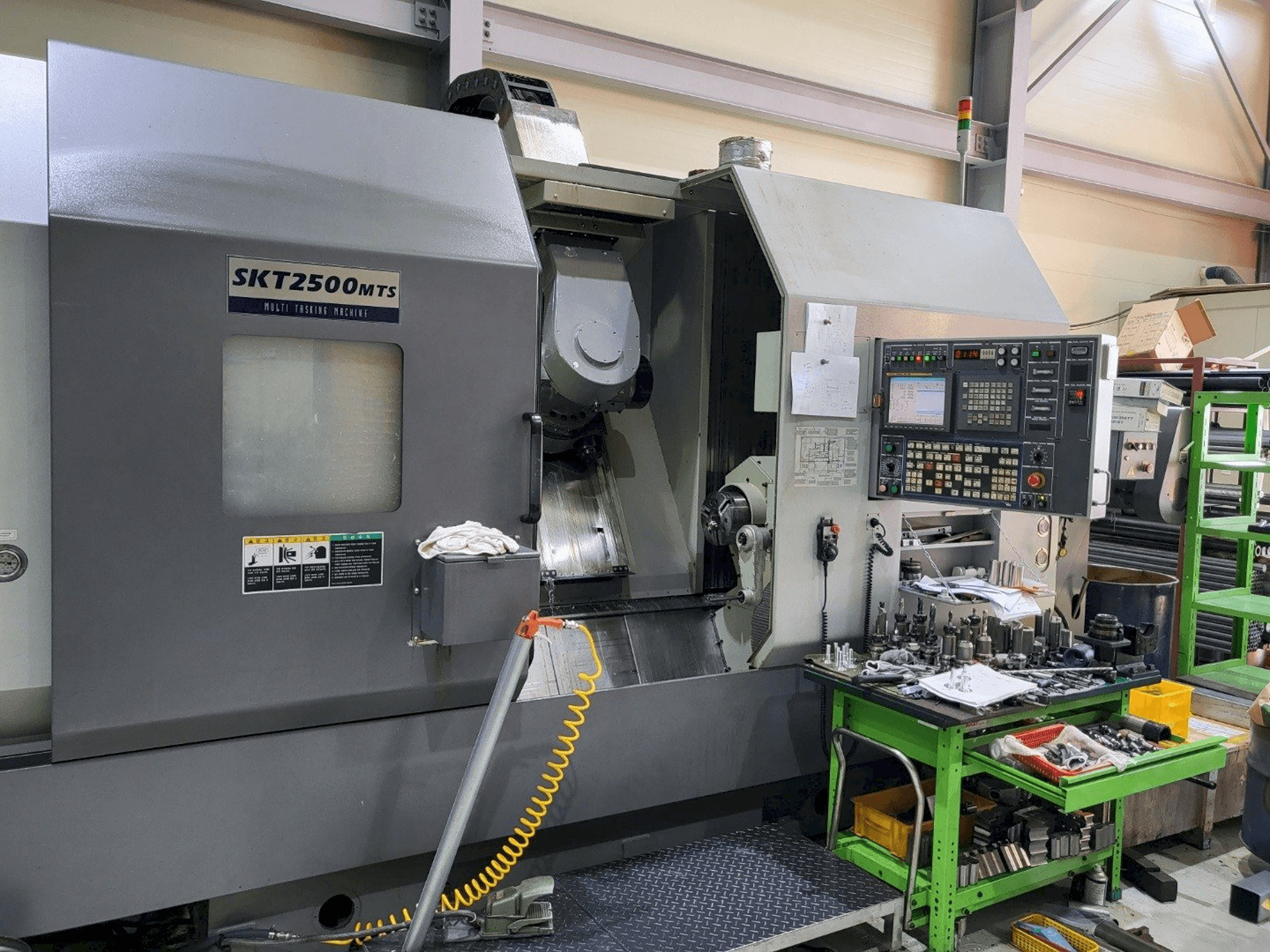 Front view of Hyundai Wia SKT2500MTS machine