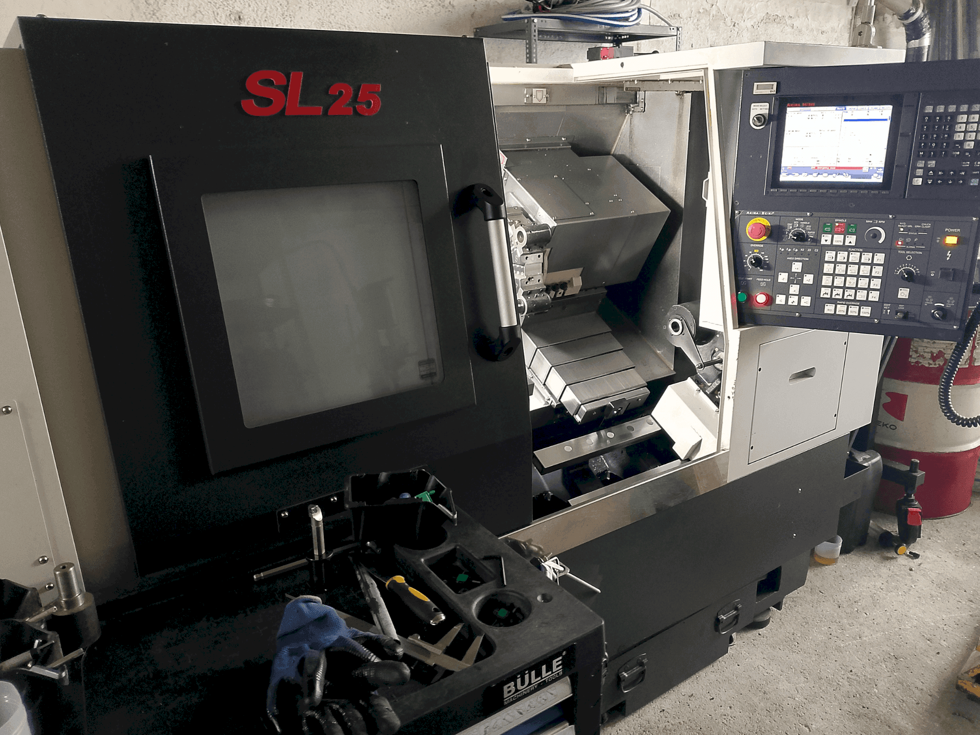 Frontansicht der Akira Seiki SL 25 Maschine