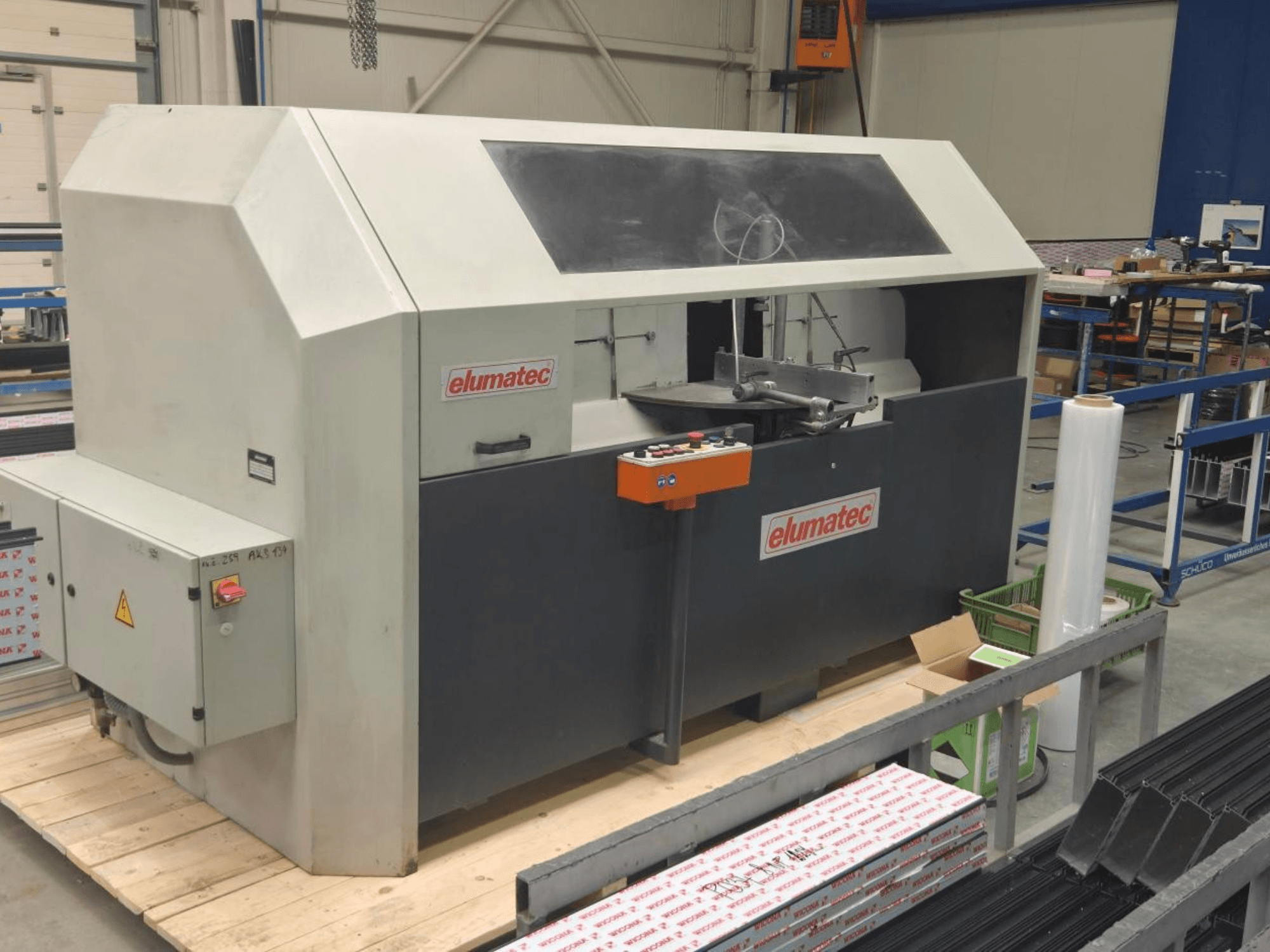 Elumatec AKS 134 Metallkreissäge, Vorderansicht, mit Bedienfeld und Schnittbereich auf einer Holzplattform.