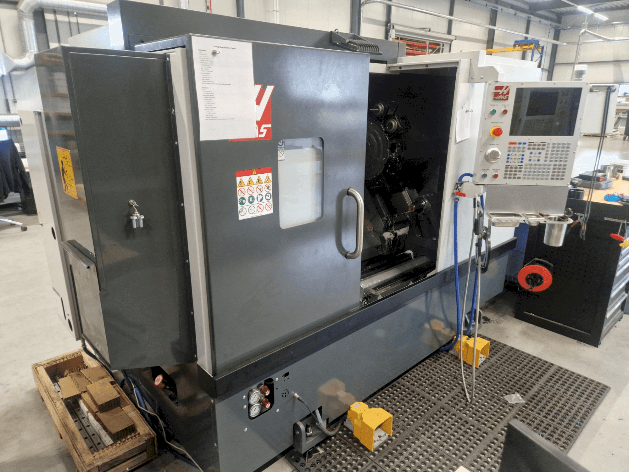Frontansicht der HAAS ST-25Y Maschine