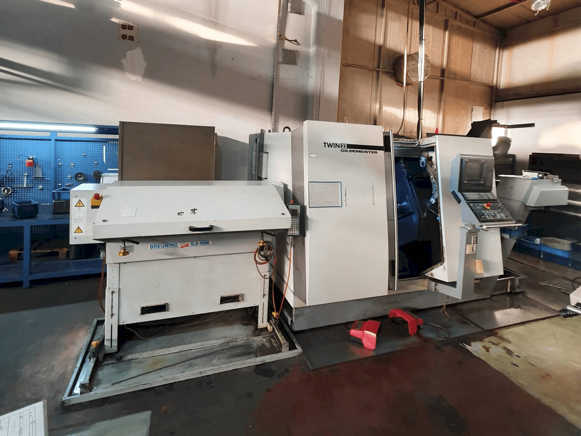 Front view of Gildemeister TWIN 32 machine