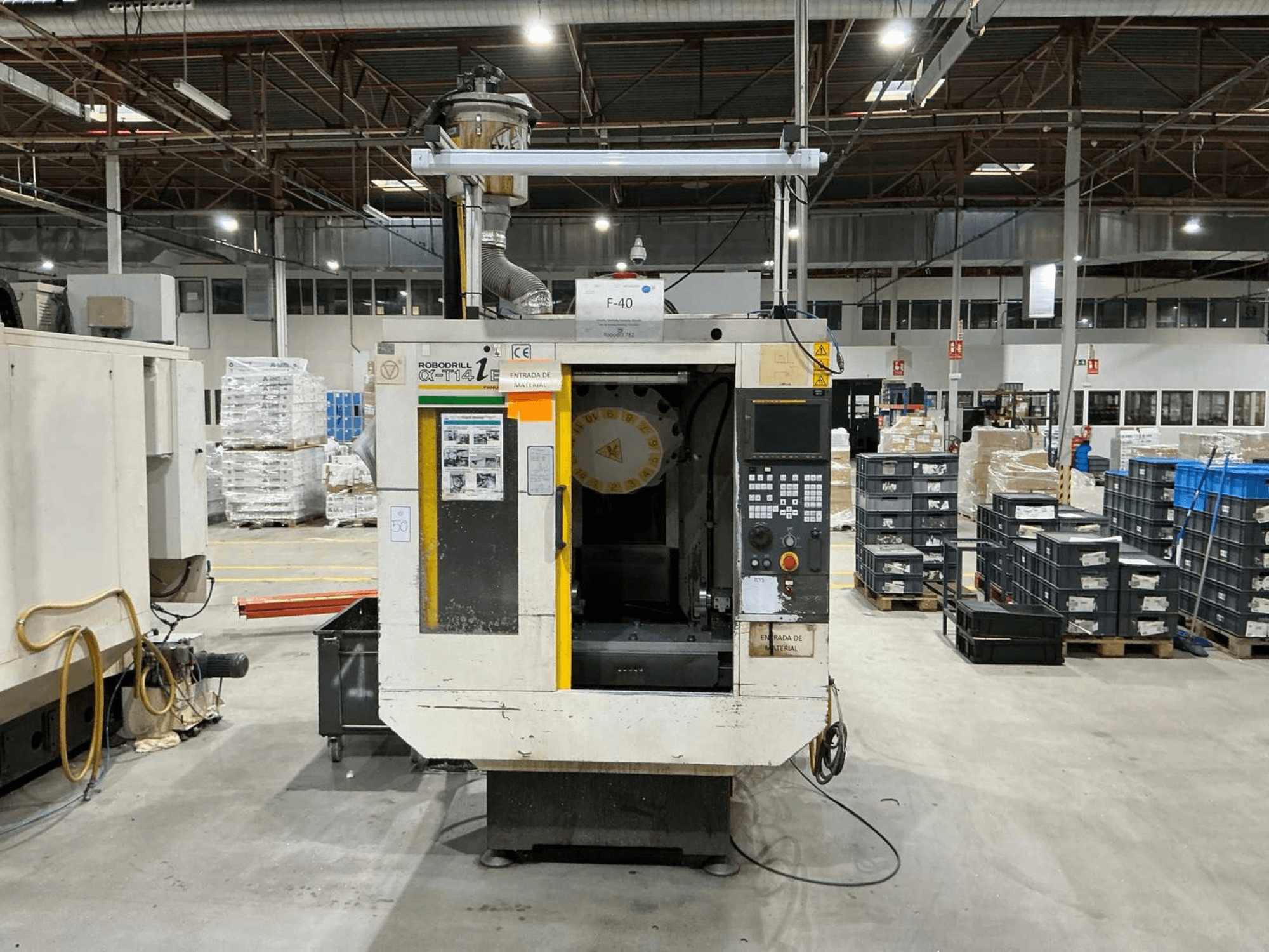 FANUC ROBODRILL α-T14iB Vertikal-Bearbeitungszentrum in einer Fabrik, Vorderansicht mit Bedienfeld und Werkzeughalter.