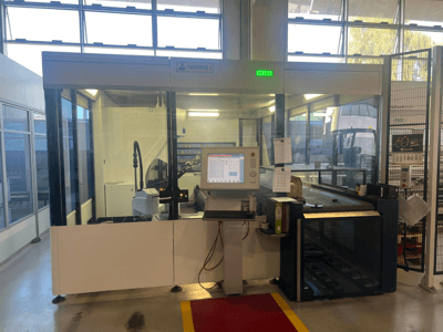 Industrielle Biegemaschine, Modell Piegatrice 3, Vorderansicht mit Bedienfeld und Roboterarm, in einer gut beleuchteten Werkstatt.