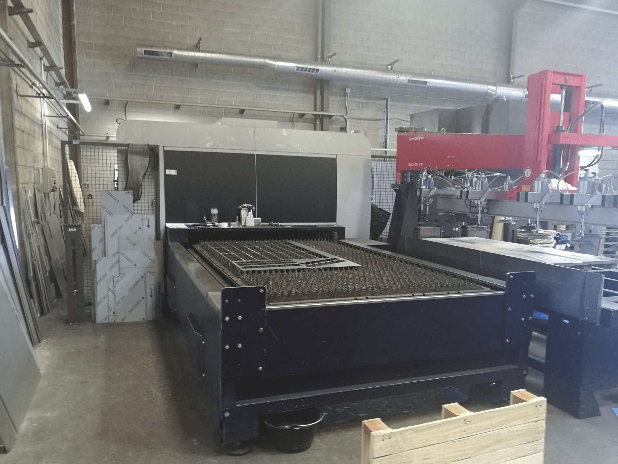Frontansicht der Bystronic BySprint Fiber 3015 Maschine