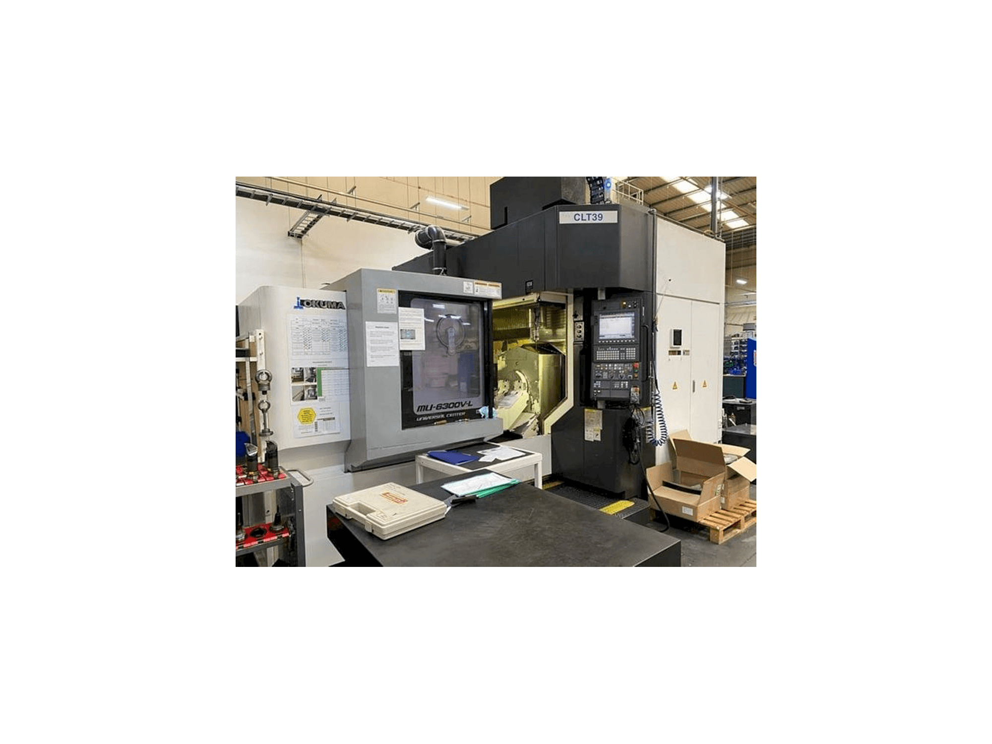 Frontansicht der Okuma MU 6300V-L Maschine