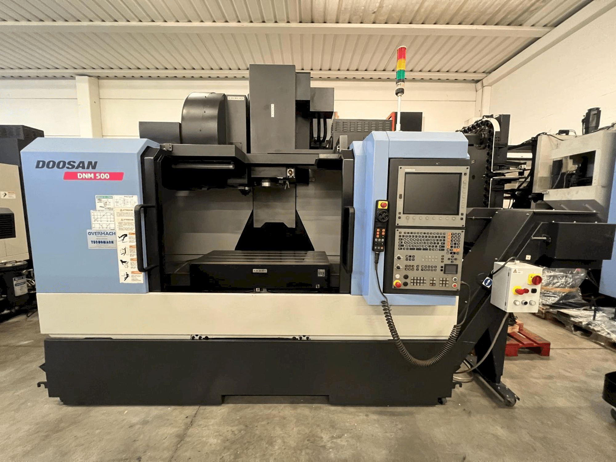 Frontansicht der DOOSAN DNM 500 Maschine