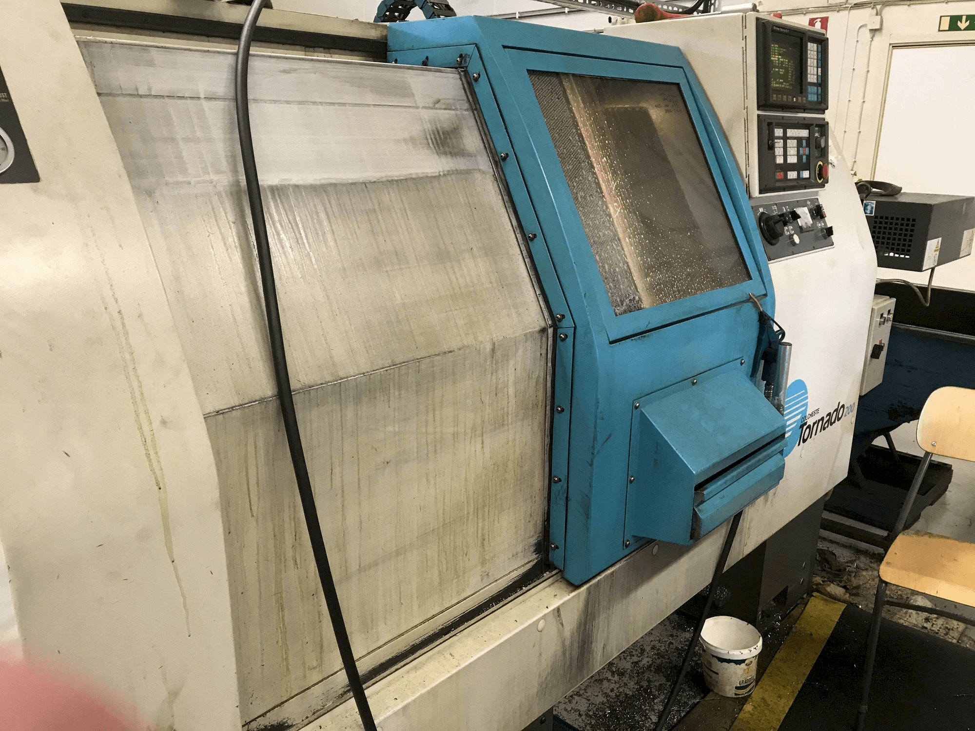 Frontansicht der Colchester Tornado 200 Maschine