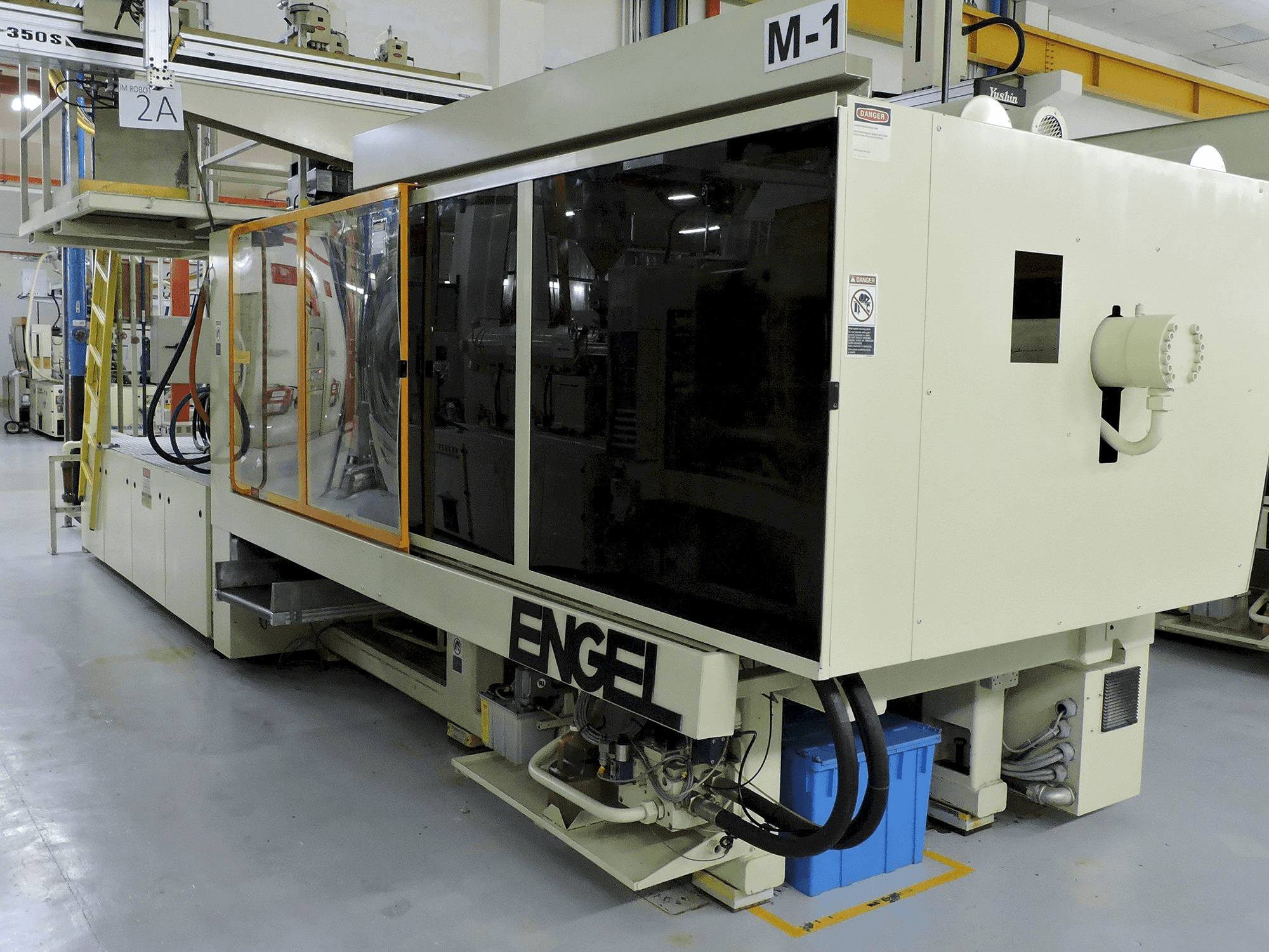 Rechte Ansicht der ENGEL ES 1300 /450 Maschine