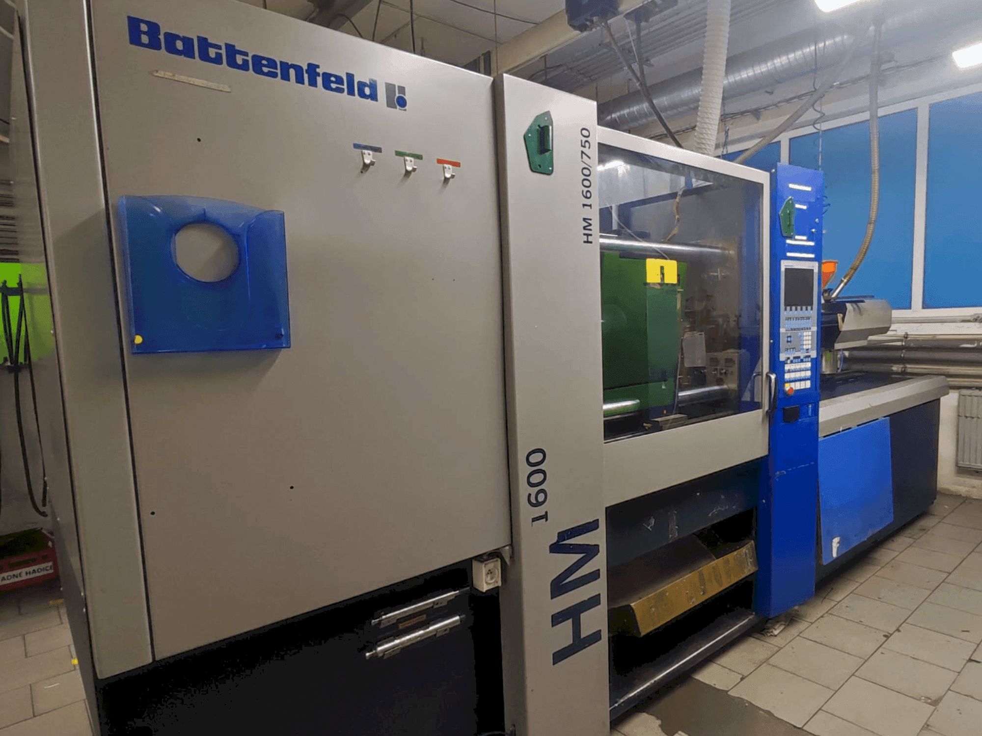 Frontansicht der Battenfeld HM 1600/750 Maschine
