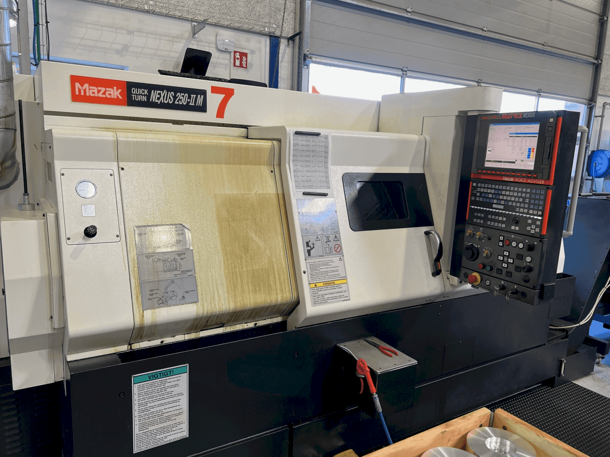 Frontansicht der Mazak QTN 250-II M Maschine