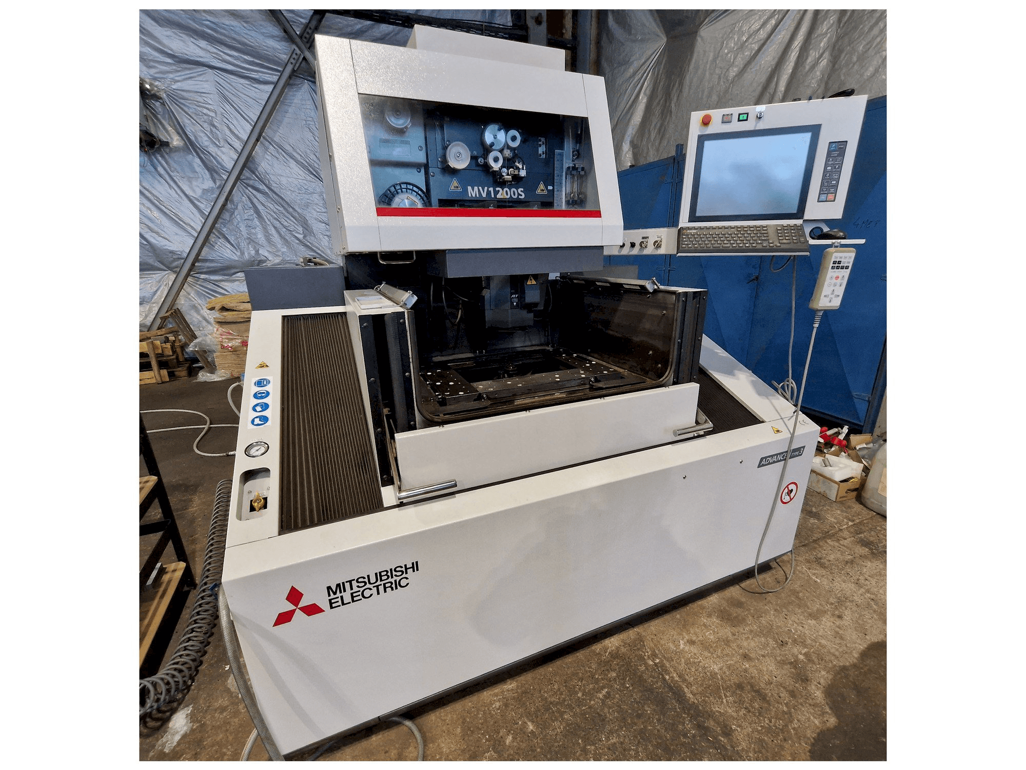 Frontansicht der Mitsubishi MV1200S Maschine