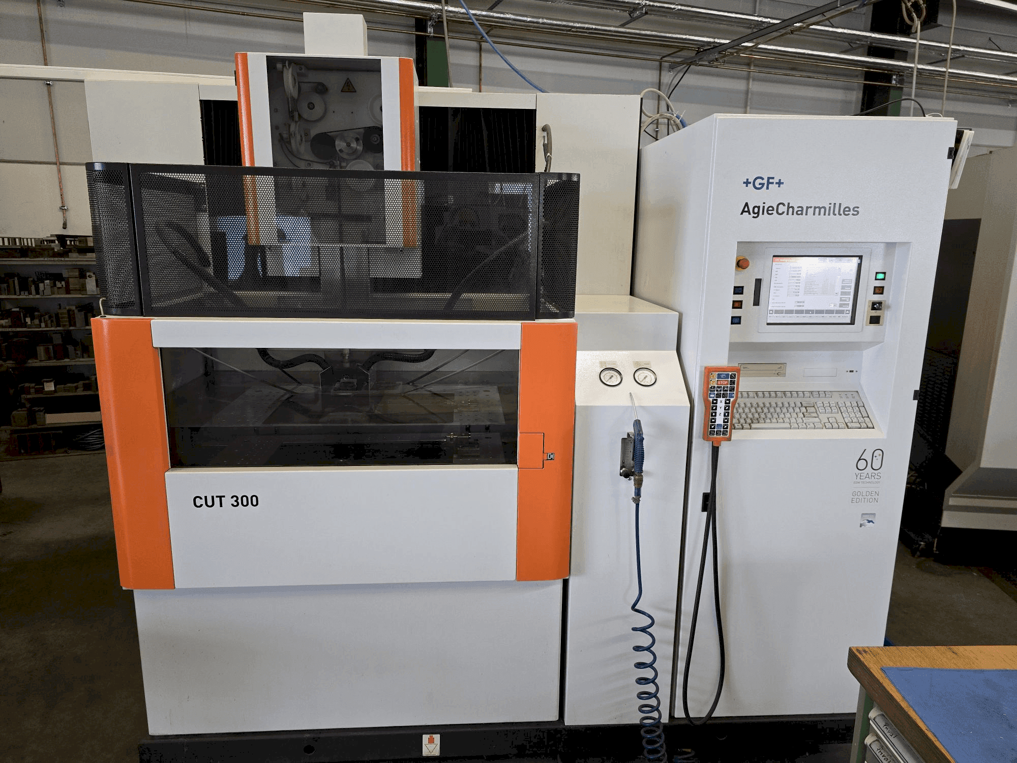 Frontansicht der AgieCharmilles CUT 300 Maschine