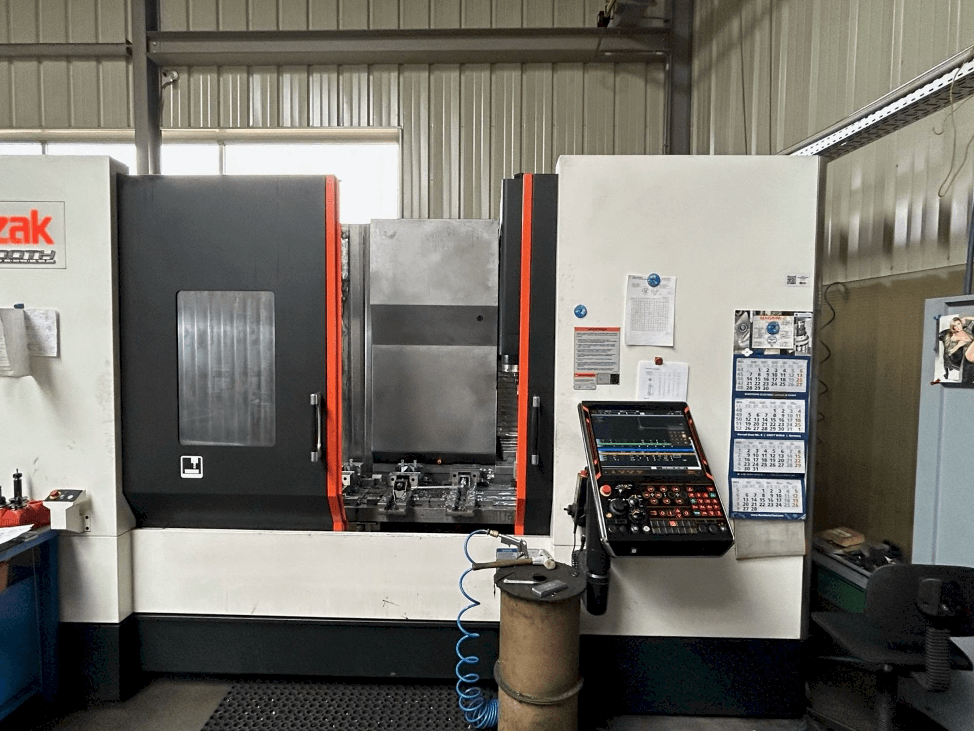Frontansicht der Mazak VTC 530C Maschine