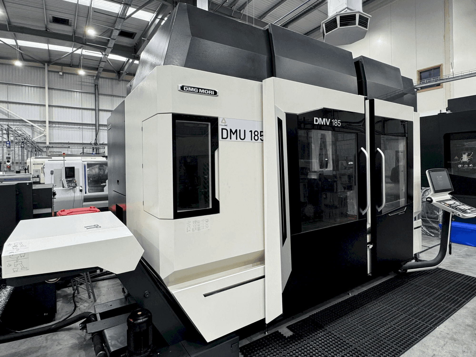 Frontansicht der DMG MORI DMV 185 Maschine