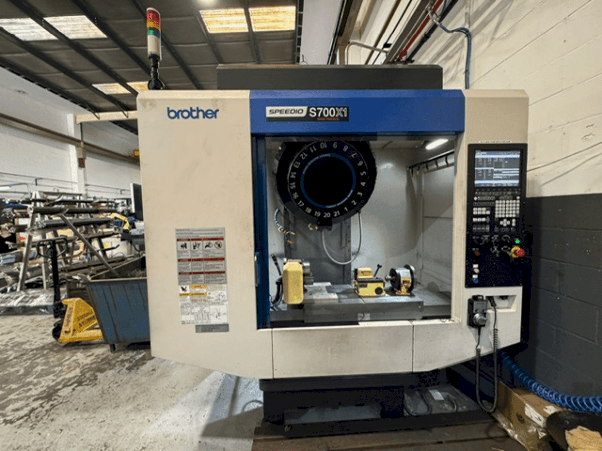 Frontansicht der Brother Speedio S700X1 Maschine