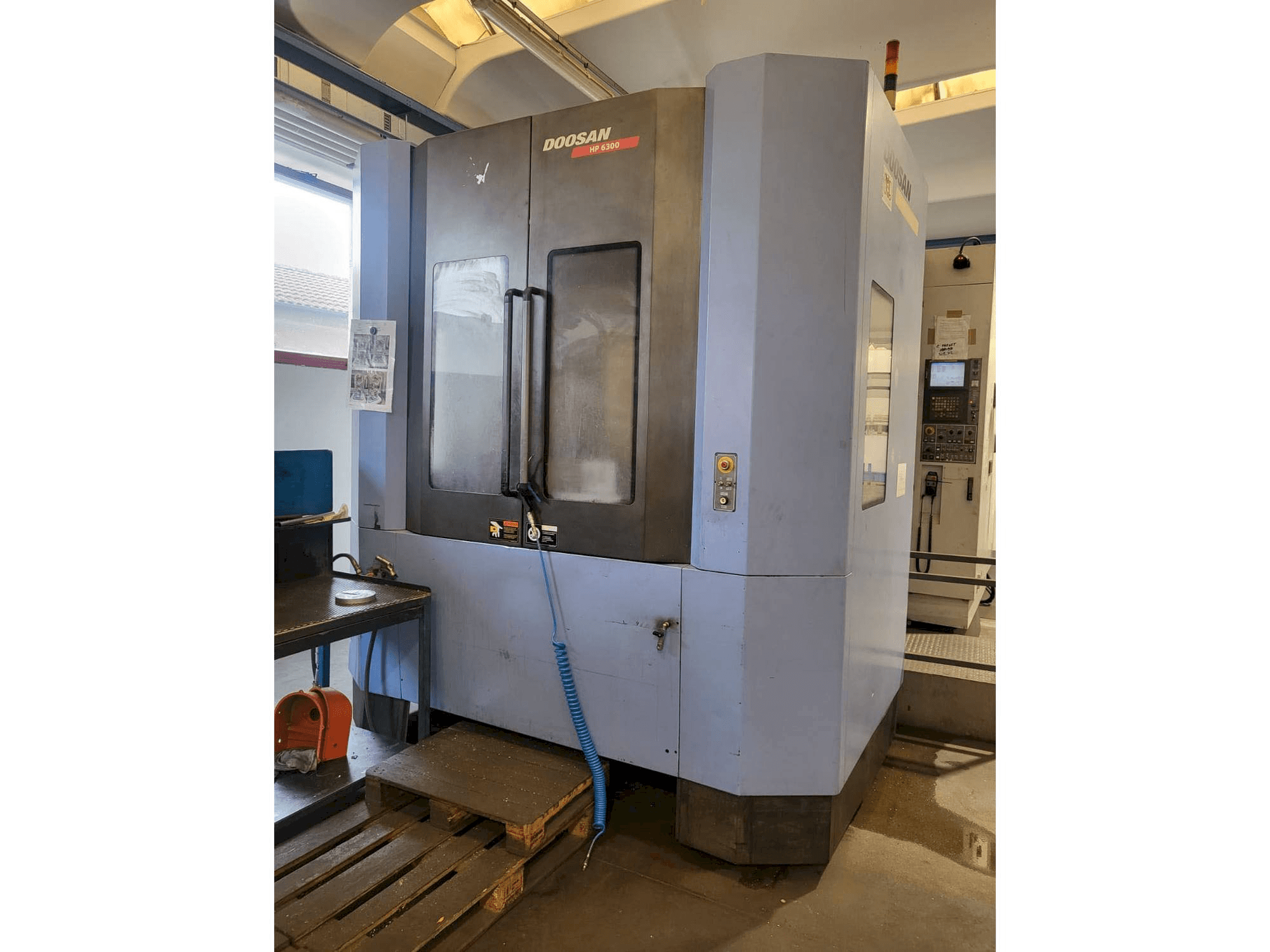 Frontansicht der Doosan HP 6300 Maschine